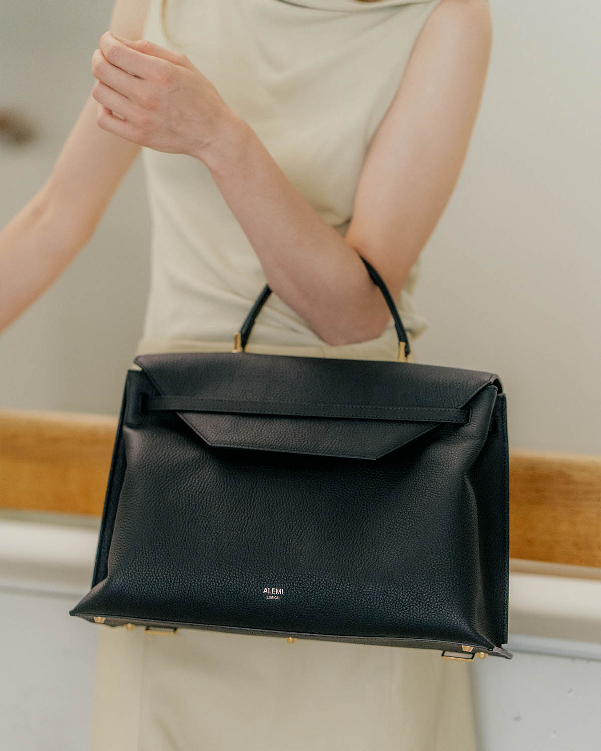 ALEMI Zurich | Viadukt Work | Laptop Bag | Landingpage Banner Woman holding Bag