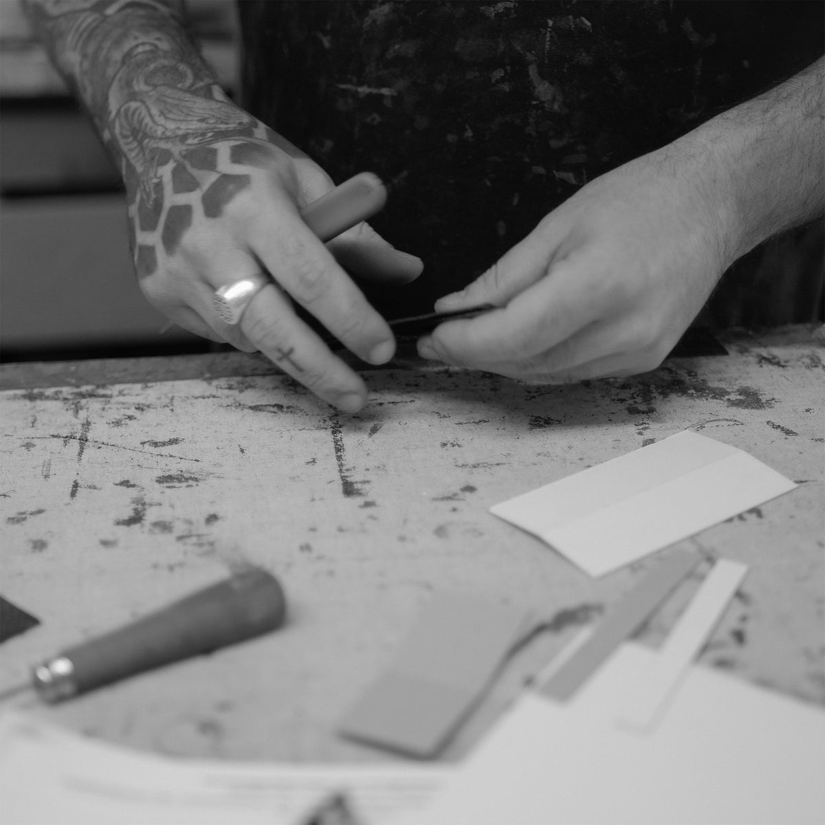 ALEMI Zurich | BELLEVUE | Craftsmanship | Craftsman cutting leather by hand