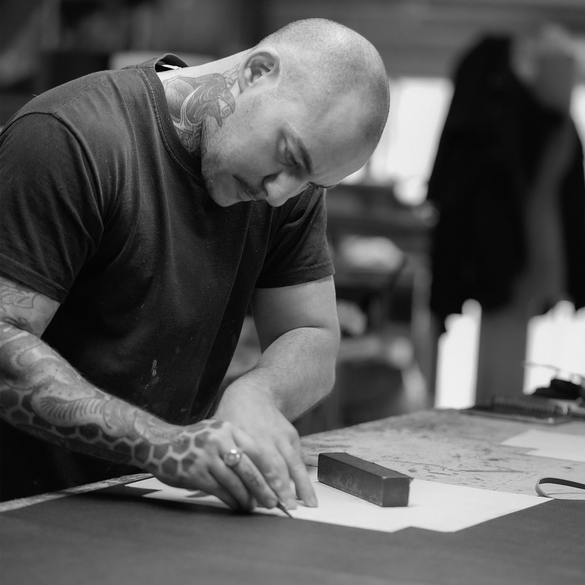 ALEMI Zurich | LETTEN SMALL | Craftsmanship | Craftsman marking leather at the cutting table