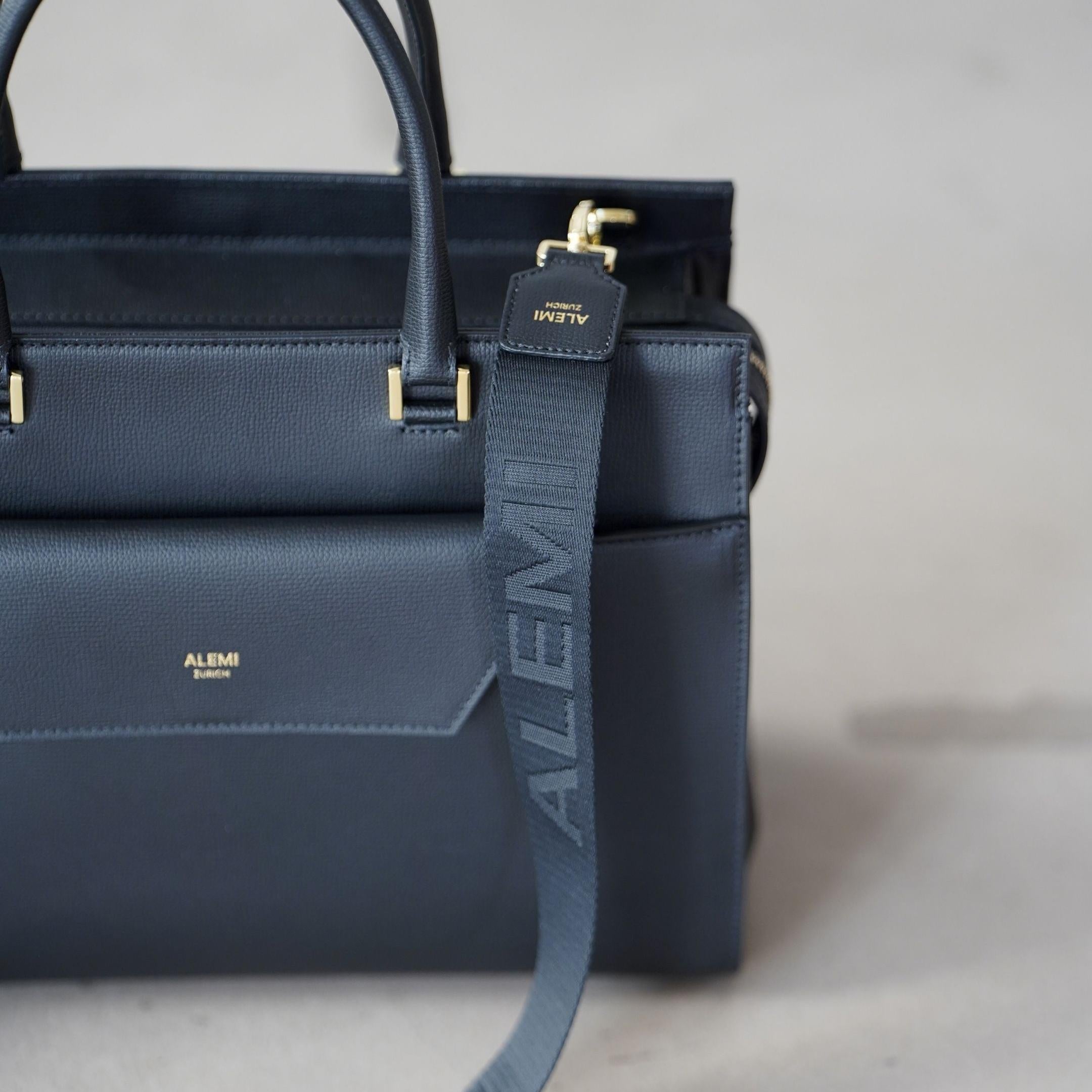 ALEMI Zurich | Adjustable Strap | Black | Pebbled Leather | Strap on Central Laptopbag