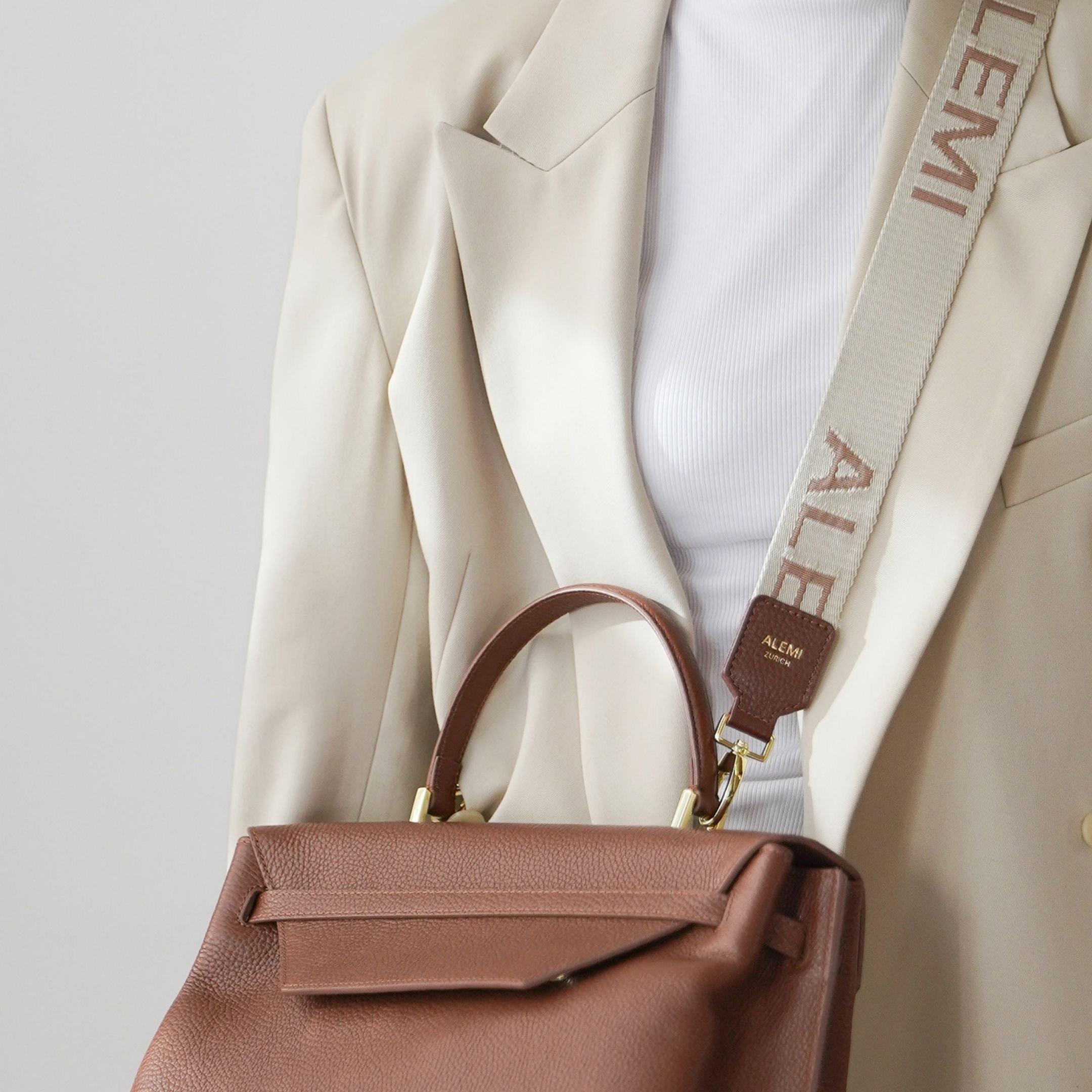 ALEMI Zurich | Adjustable Strap | Cognac | Soft Grain Leather | Model Crossbody on Viadukt Day Laptopbag