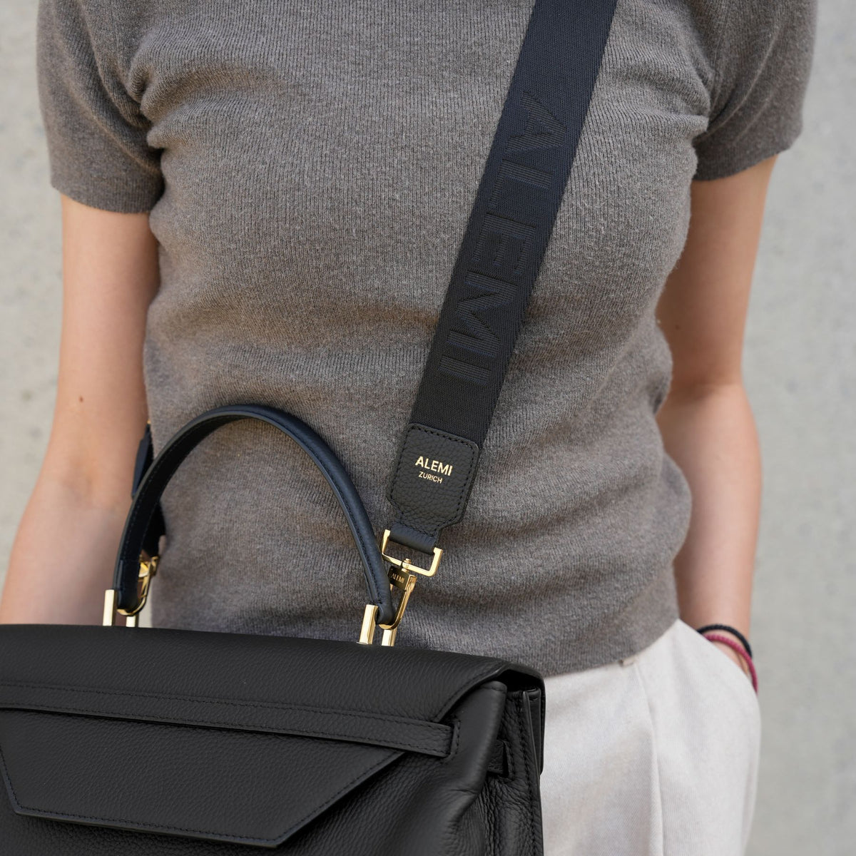 ALEMI Zurich | ADJUSTABLE STRAP | Accessoires | Black| Soft Grain Leather | On Person