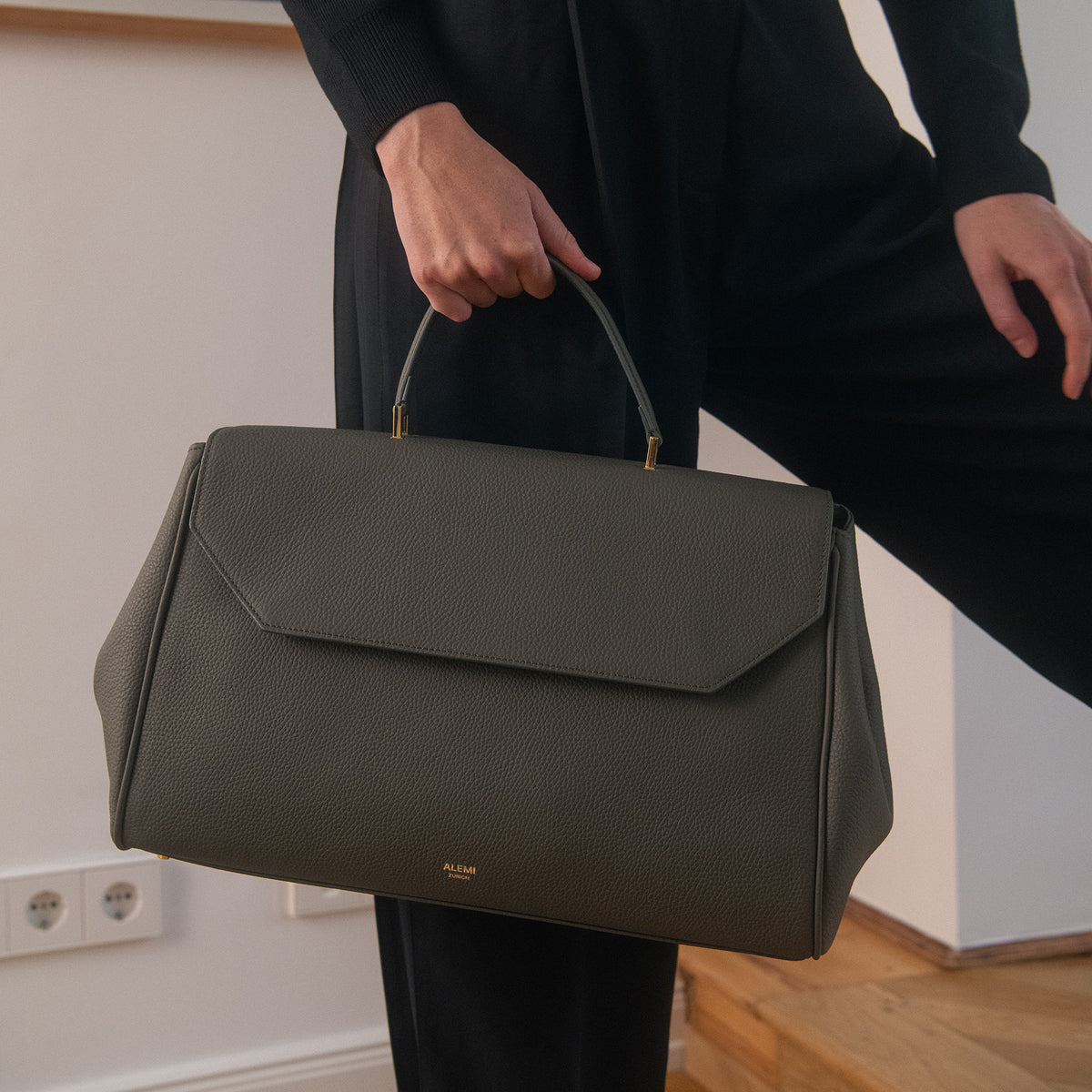 ALEMI Zurich | BELLEVUE | Laptop Bag | Olive Green | Soft Grain Leather | Bag in hand