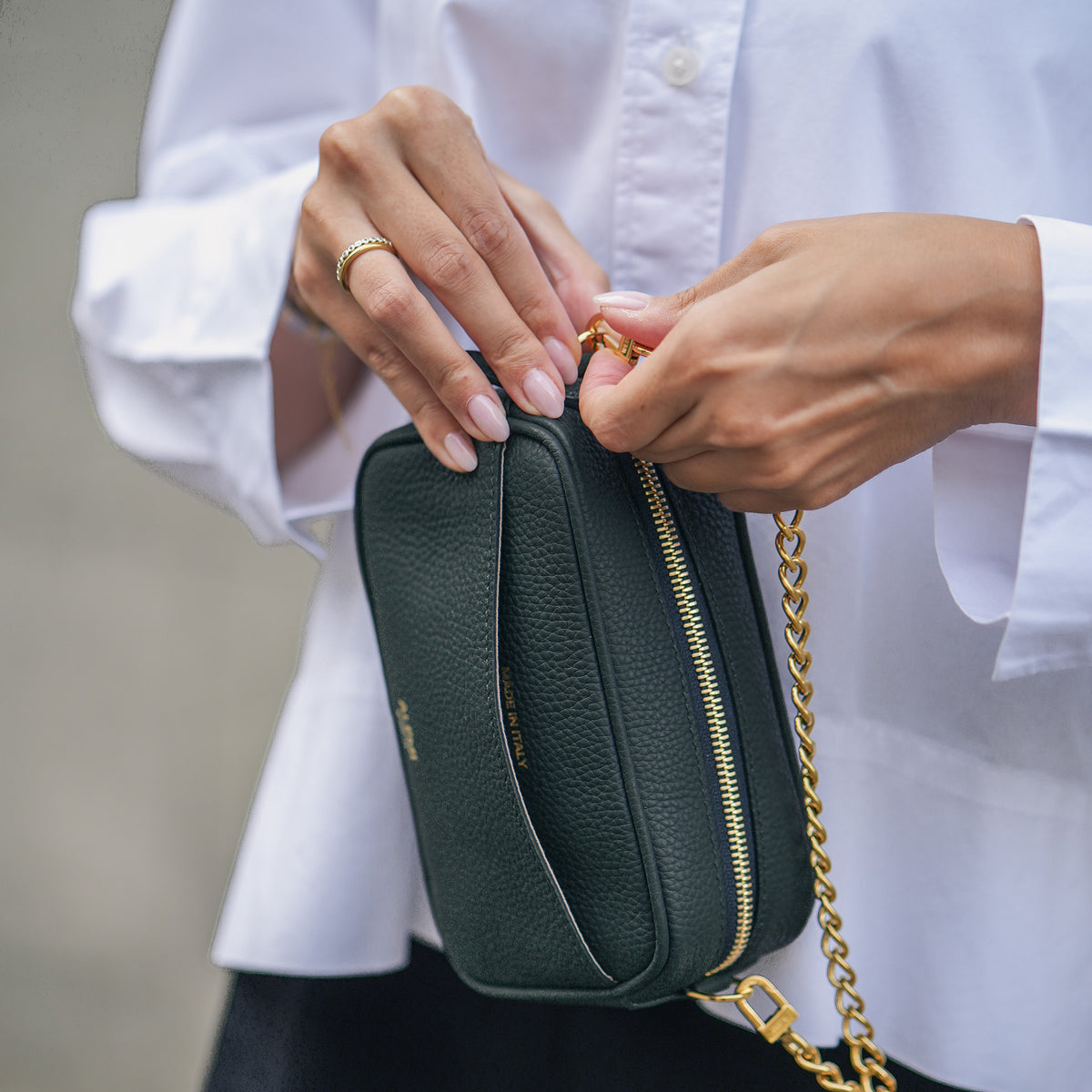 ALEMI Zurich | BELVOIR | Small Bag | Deep Teal (Limited Edition) | Soft Grain Leather | Opening the zipper