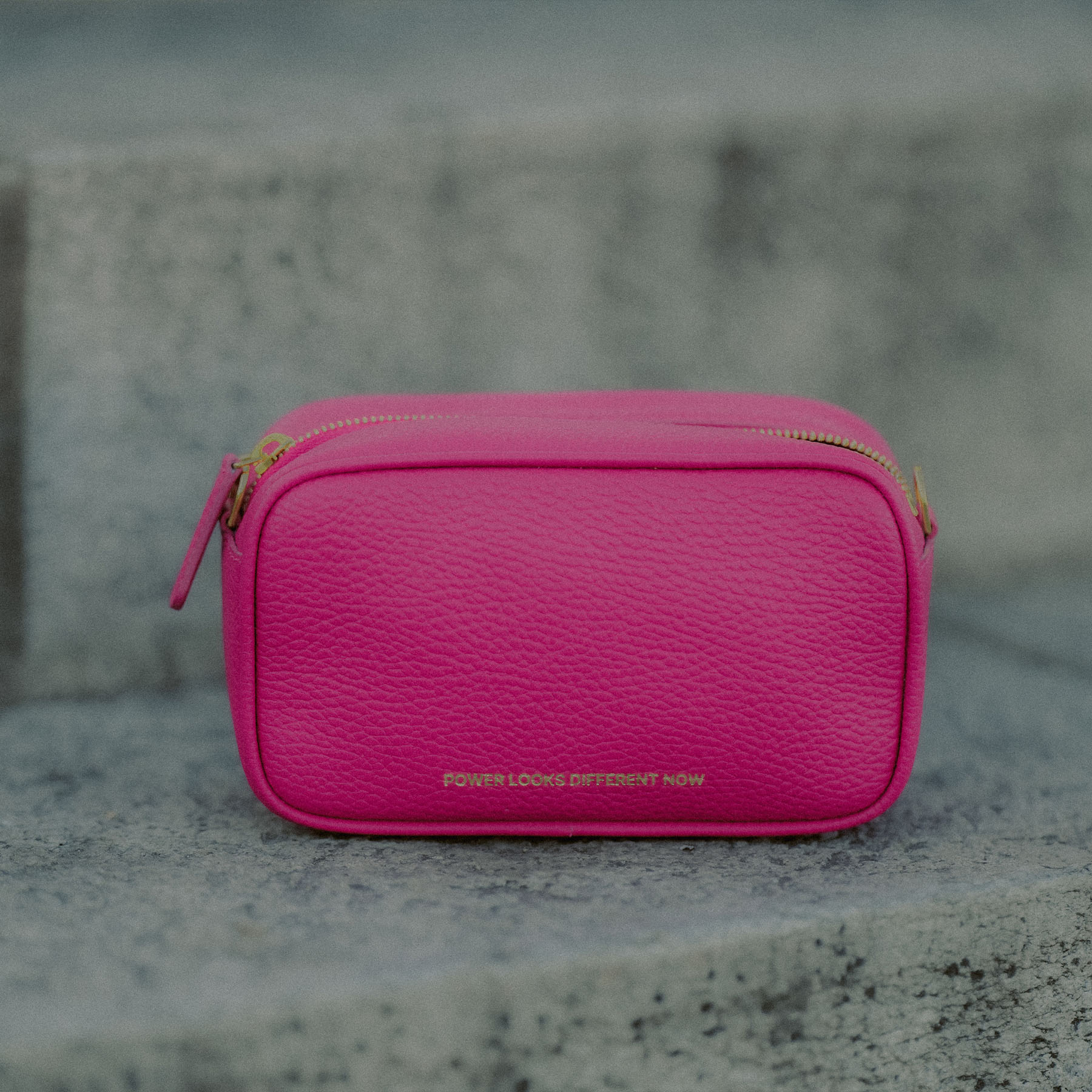 ALEMI Zurich | BELVOIR | Small Bag | Fuchsia | Soft Grain Leather | Bag back with embossing