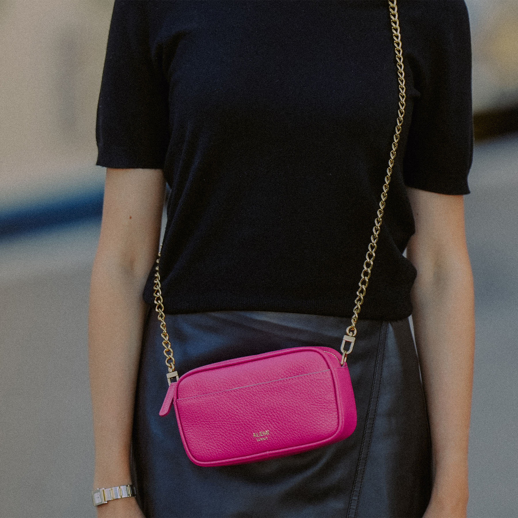 ALEMI Zurich | BELVOIR | Small Bag | Fuchsia | Soft Grain Leather | Bag cross-body on model