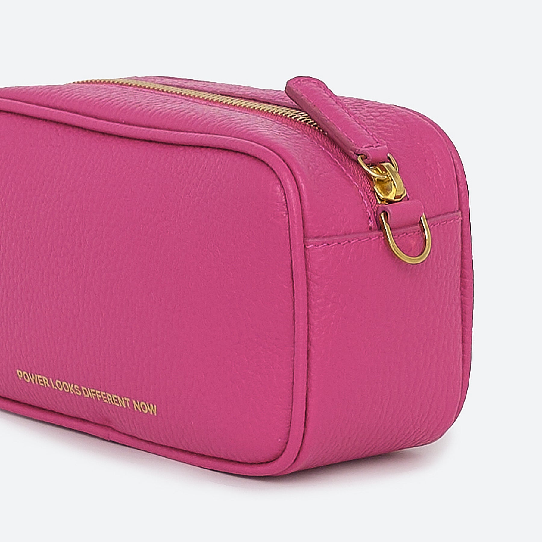 ALEMI Zurich | BELVOIR | Small Bag | Fuchsia | Soft Grain Leather | Bag back with embossing detail