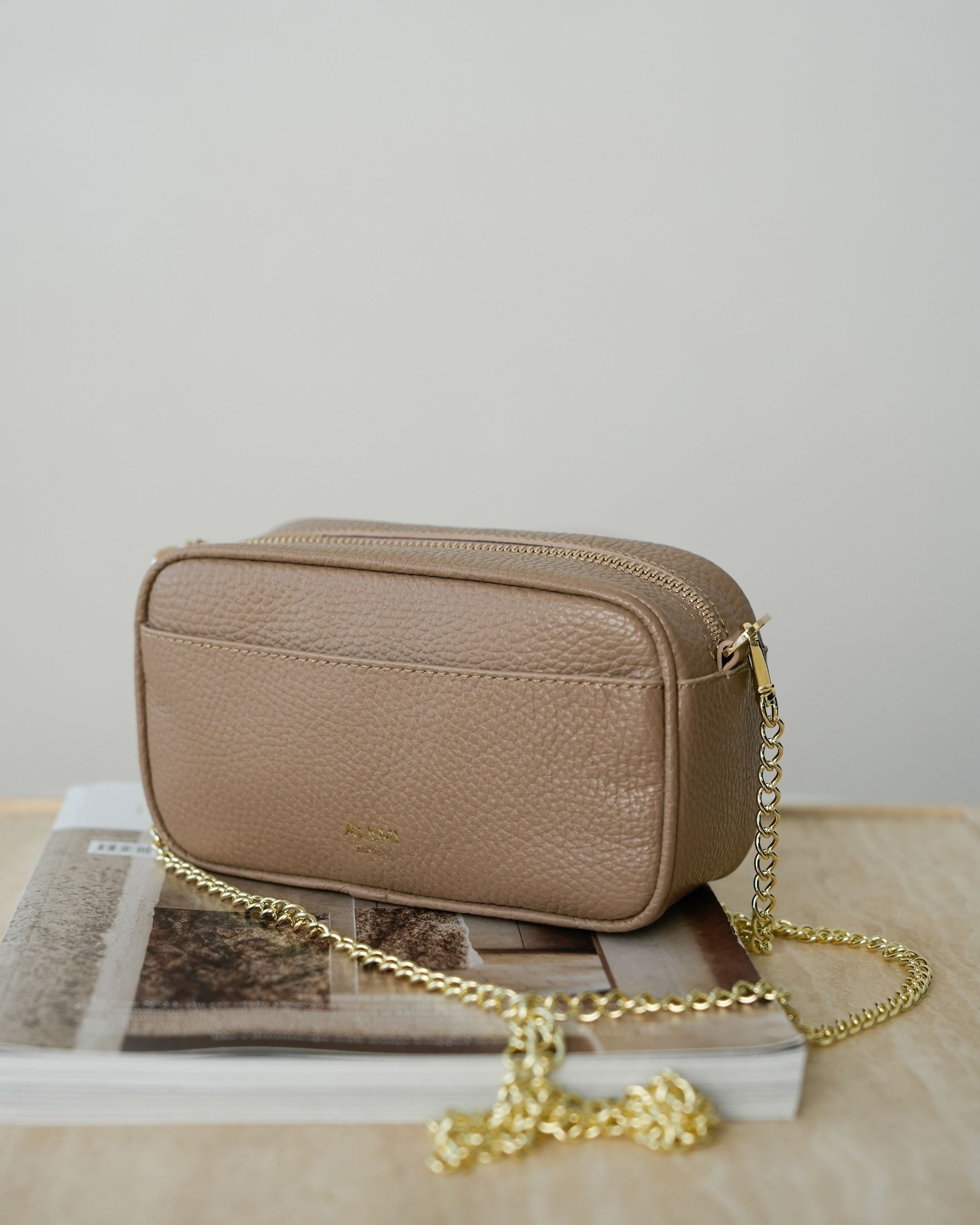 ALEMI Zurich | BELVOIR | Small Bag | Greige | Soft Grain Leather | Bag front