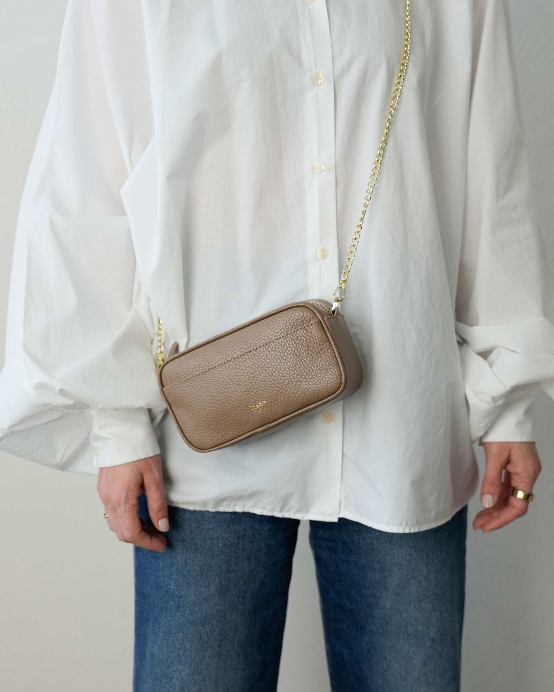 ALEMI Zurich | BELVOIR | Small Bag | Greige | Soft Grain Leather | Model carrying bag