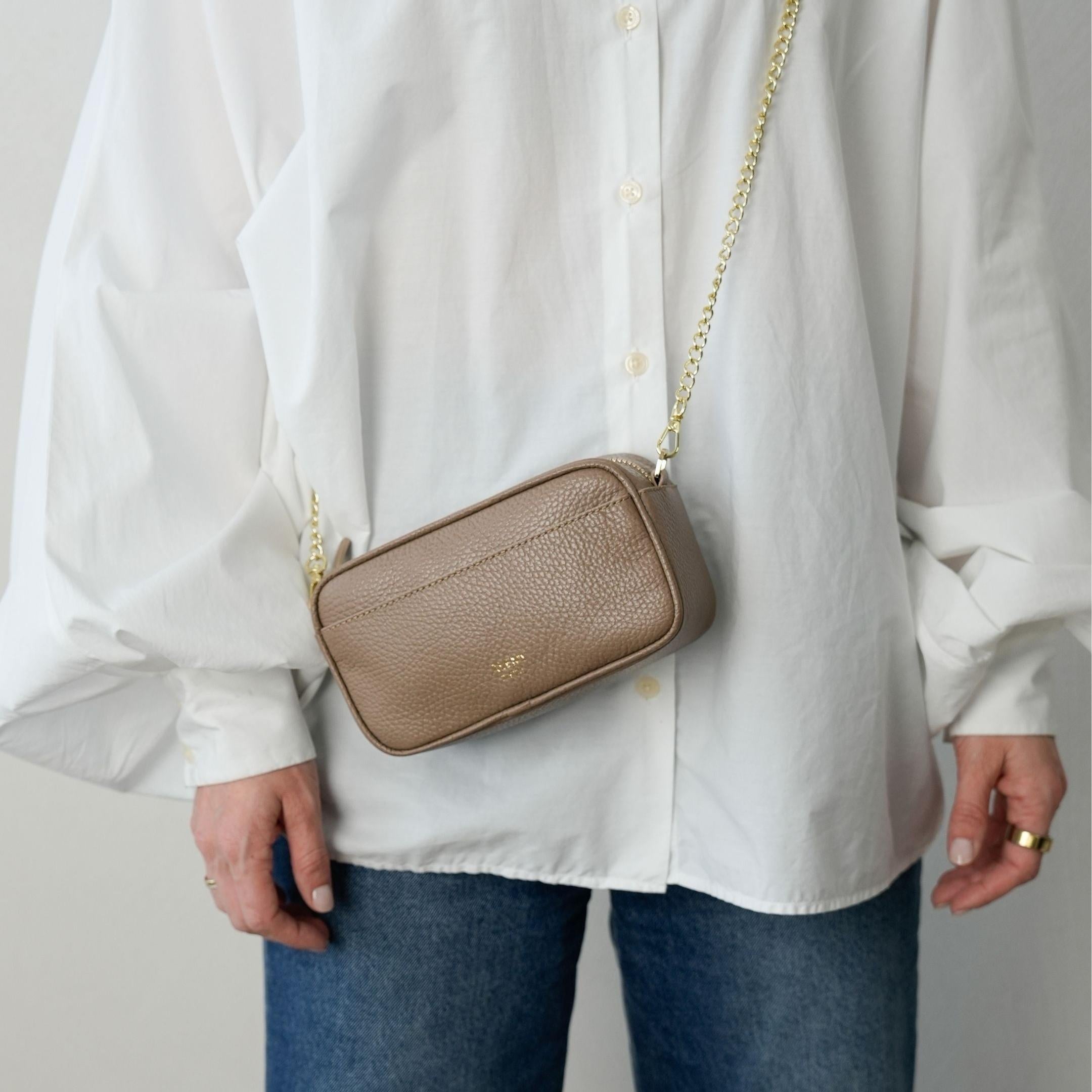 ALEMI Zurich | BELVOIR | Small Bag | Greige | Soft Grain Leather | Model carrying bag