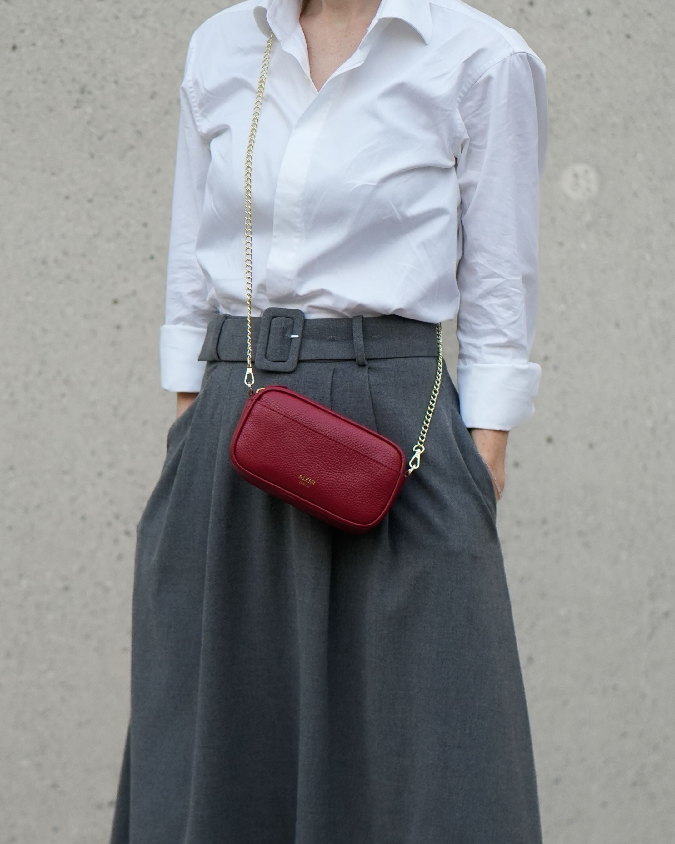 ALEMI Zurich | BELVOIR | Small Bag | Red | Soft Grain Leather | Model carrying bag