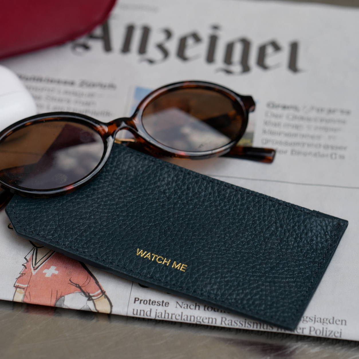 ALEMI Zurich | CARDHOLDER | WATCH ME Campaign | Deep Teal (Limited Edition) | Soft Grain Leather | Styled with sunglasses