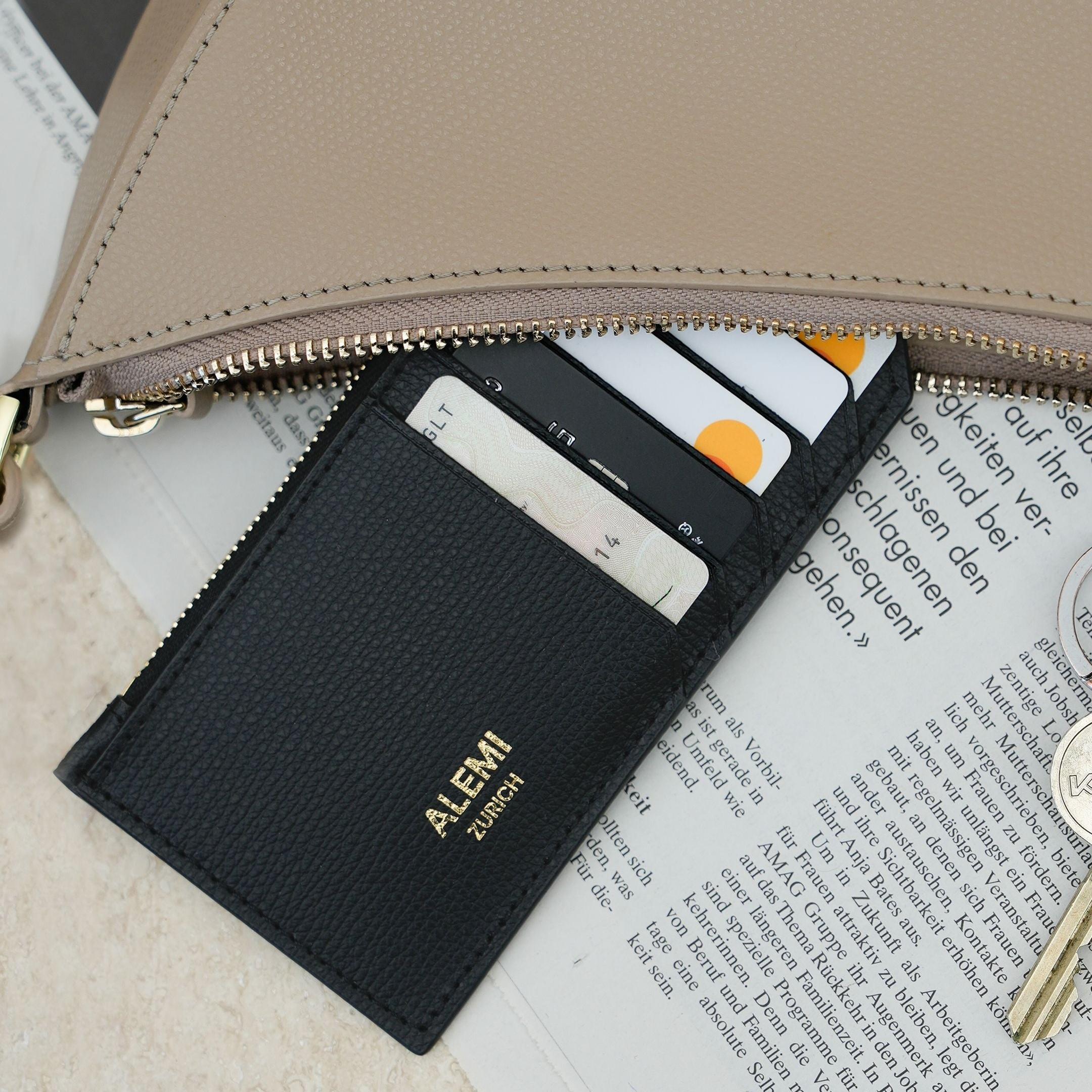 ALEMI Zurich | CARDHOLDER | Accessoires | Black | Pebbled Leather | Front with item