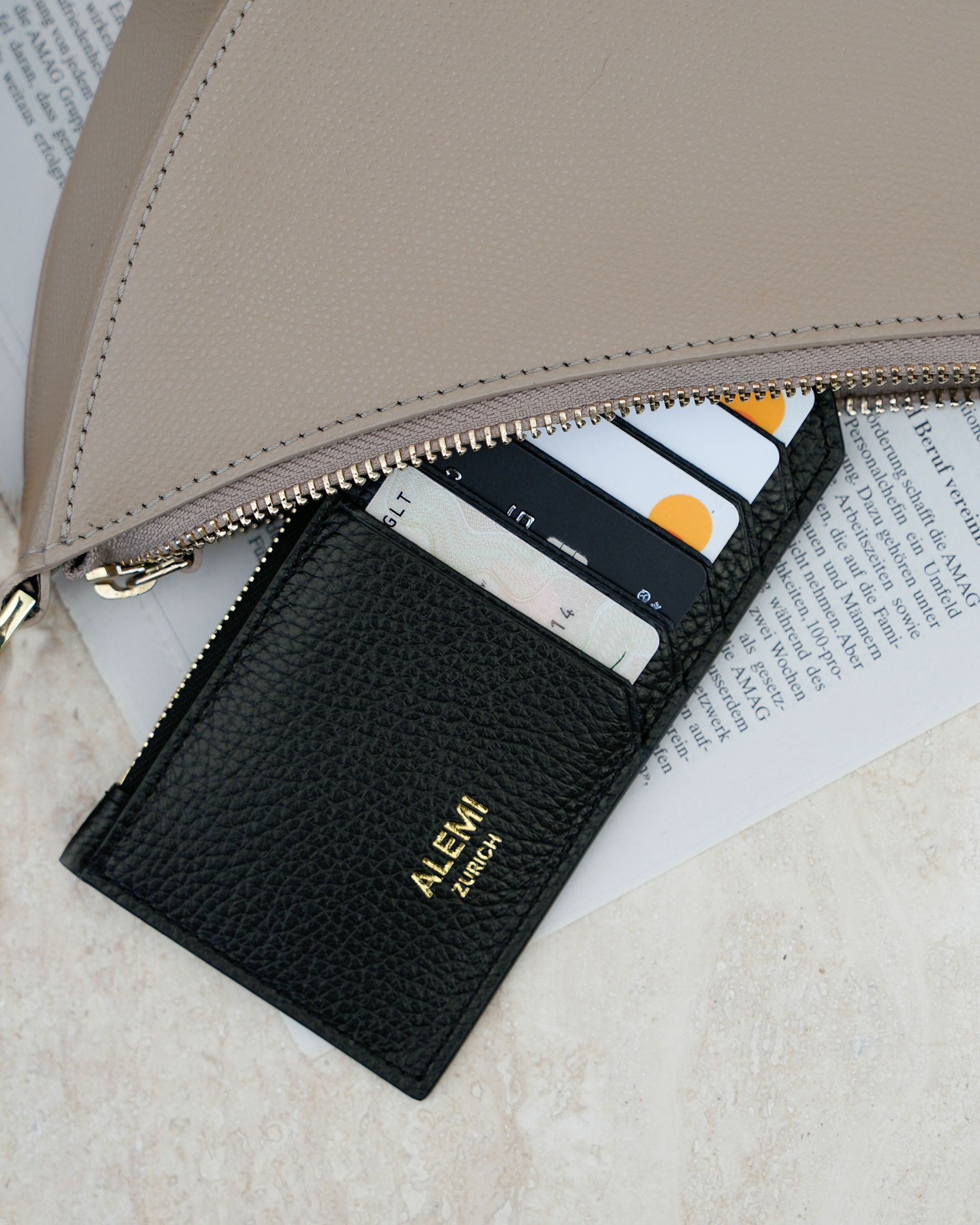 ALEMI Zurich | CARDHOLDER | Accessoires | Black | Soft Grain Leather | Front with item