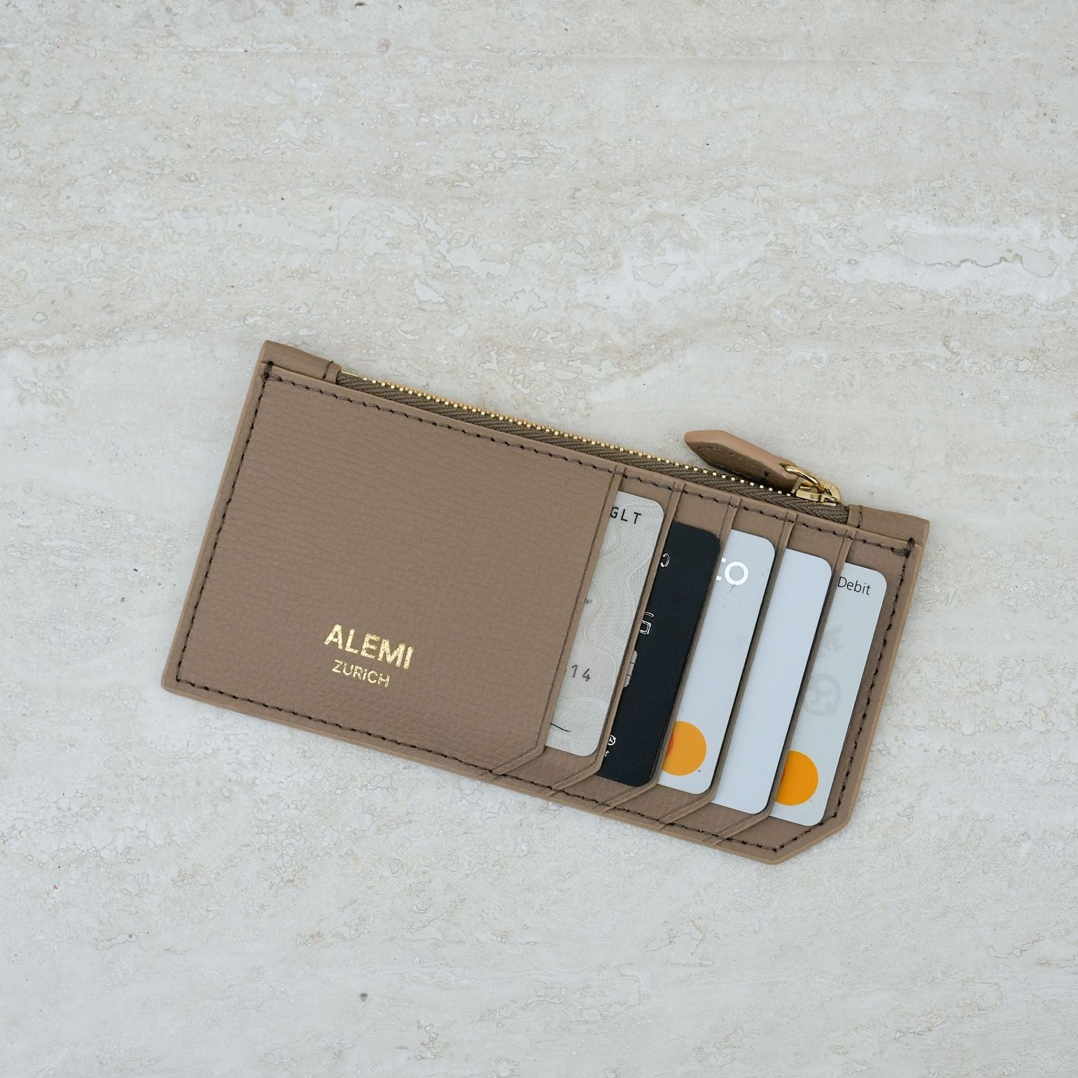 ALEMI Zurich | CARDHOLDER | Accessoires | Greige | Pebbled Leather | Front with cards