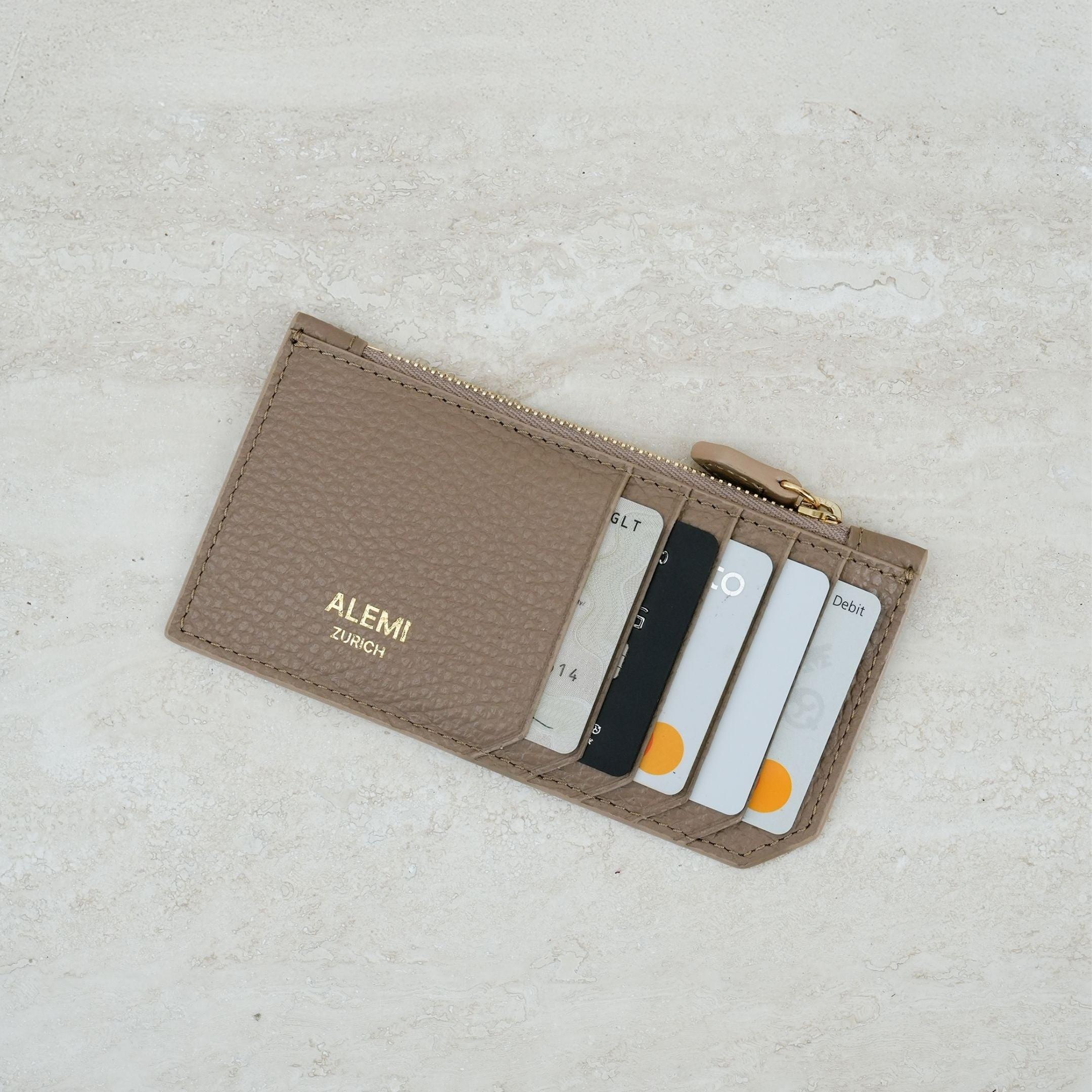 ALEMI Zurich | CARDHOLDER | Accessoires | Greige | Soft Grain Leather | Front with cards