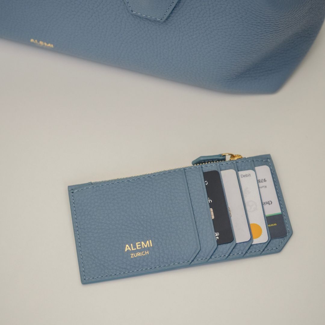 ALEMI Zurich | CARDHOLDER | Accessoires | Ice Blue | Soft Grain Leather | Front with Cards