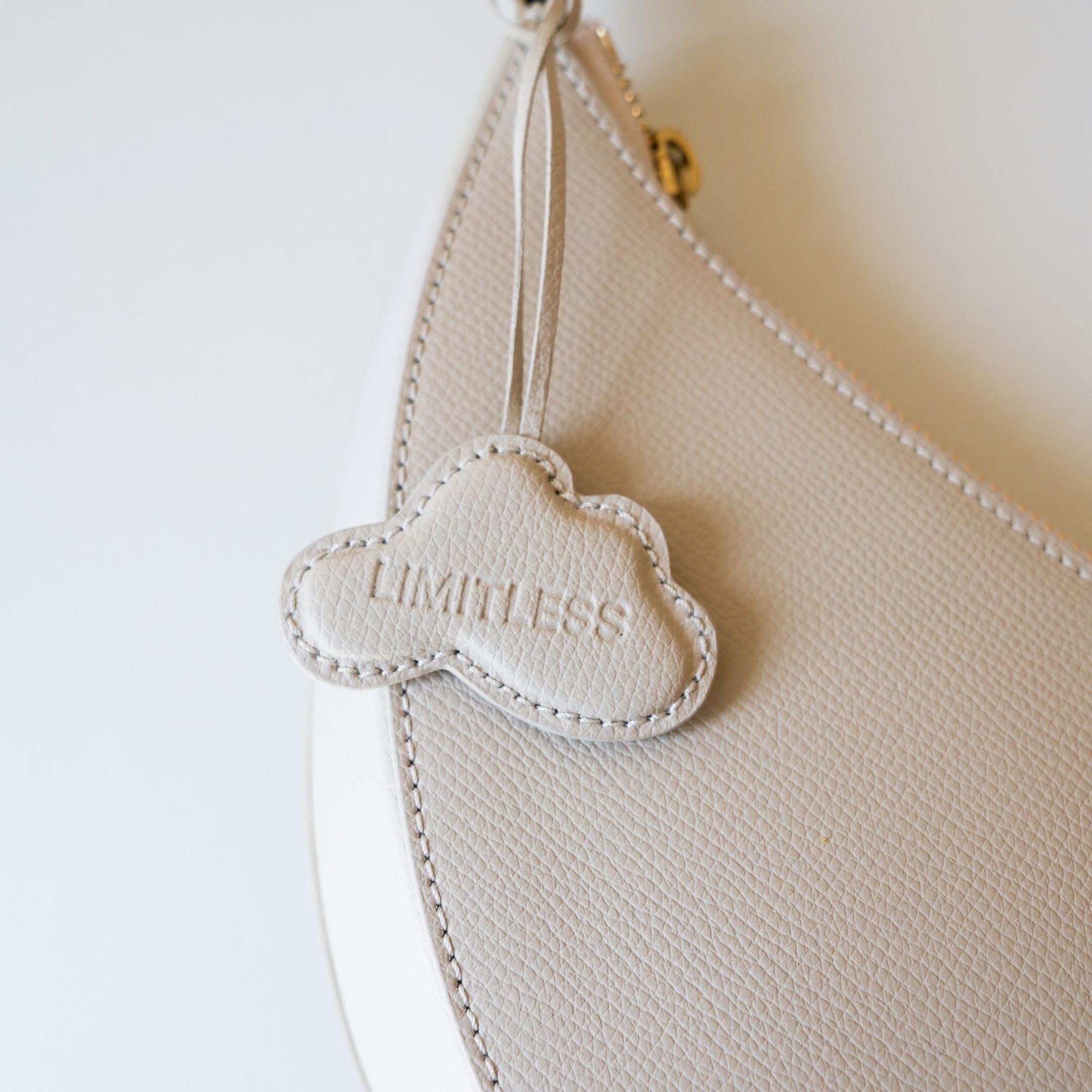 ALEMI Zurich | CLOUD CHARM | Accessoires | Cloud Dancer | Pebbled Leather | On Bag