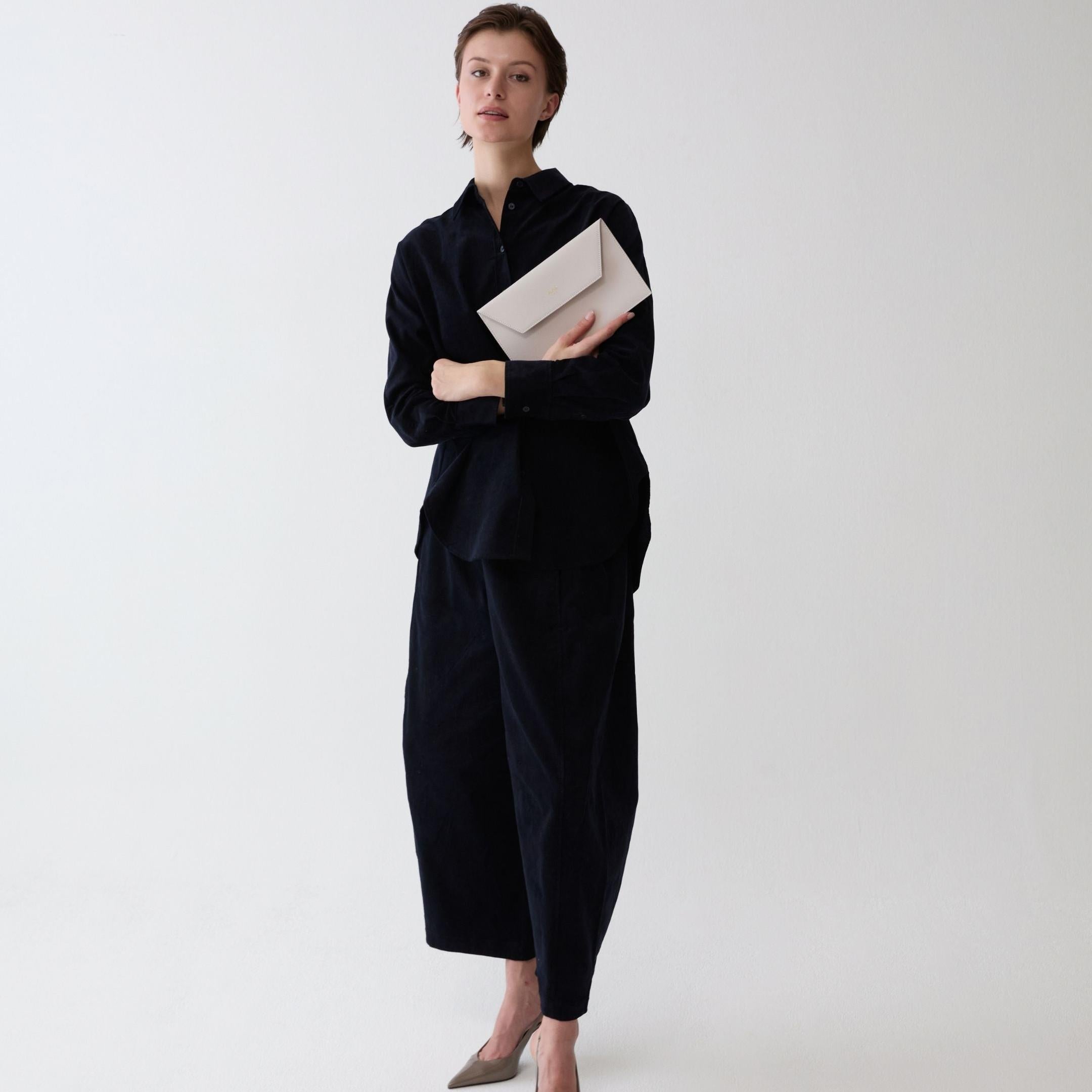 ALEMI Zurich | CLUTCH | Small Bag | Cloud Dancer | Pebbled Leather | Bag on model