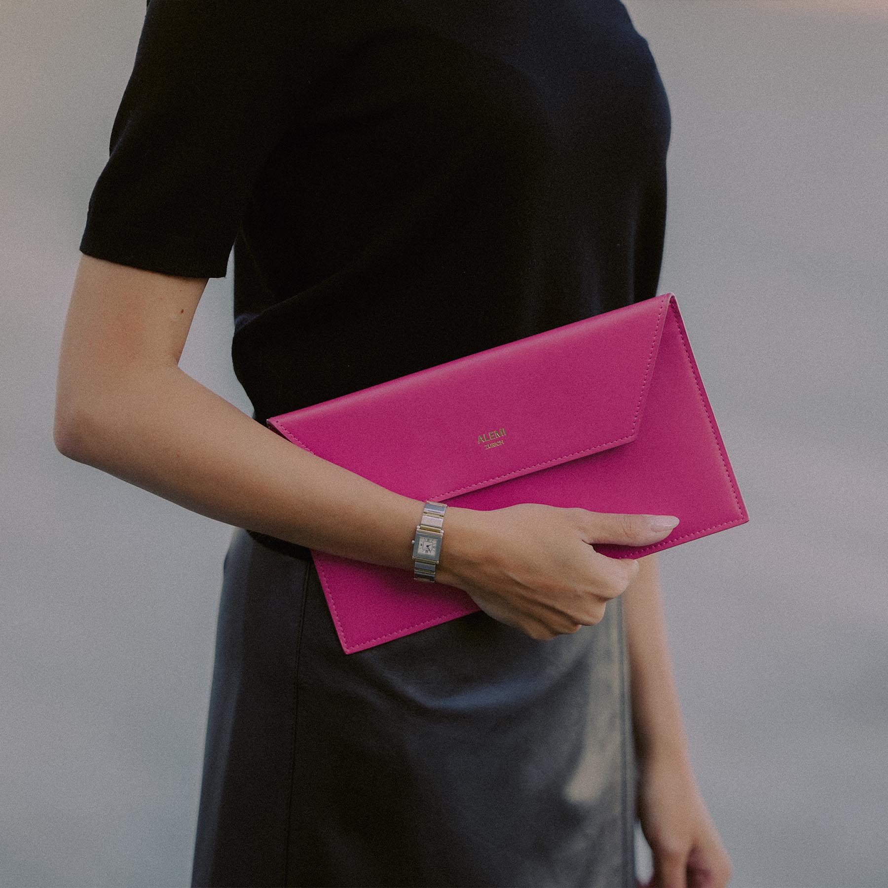 ALEMI Zurich | CLUTCH | Small Bag | Fuchsia | Smooth Leather | Bag front on model