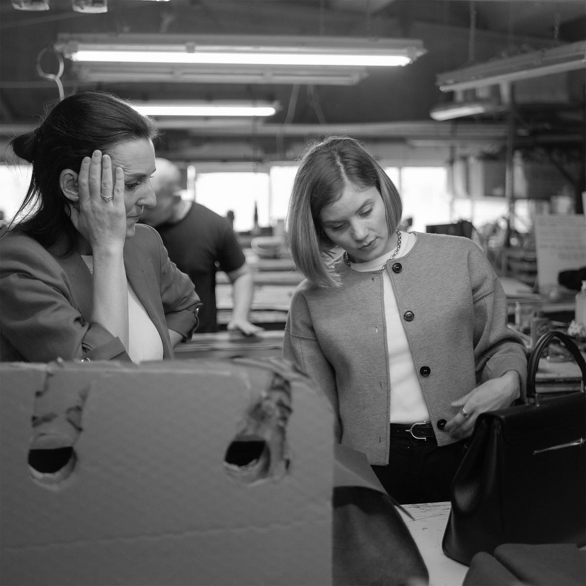 ALEMI co-founder Christina during the development of the BELLEVUE bag at the family-run manufactory in Italy