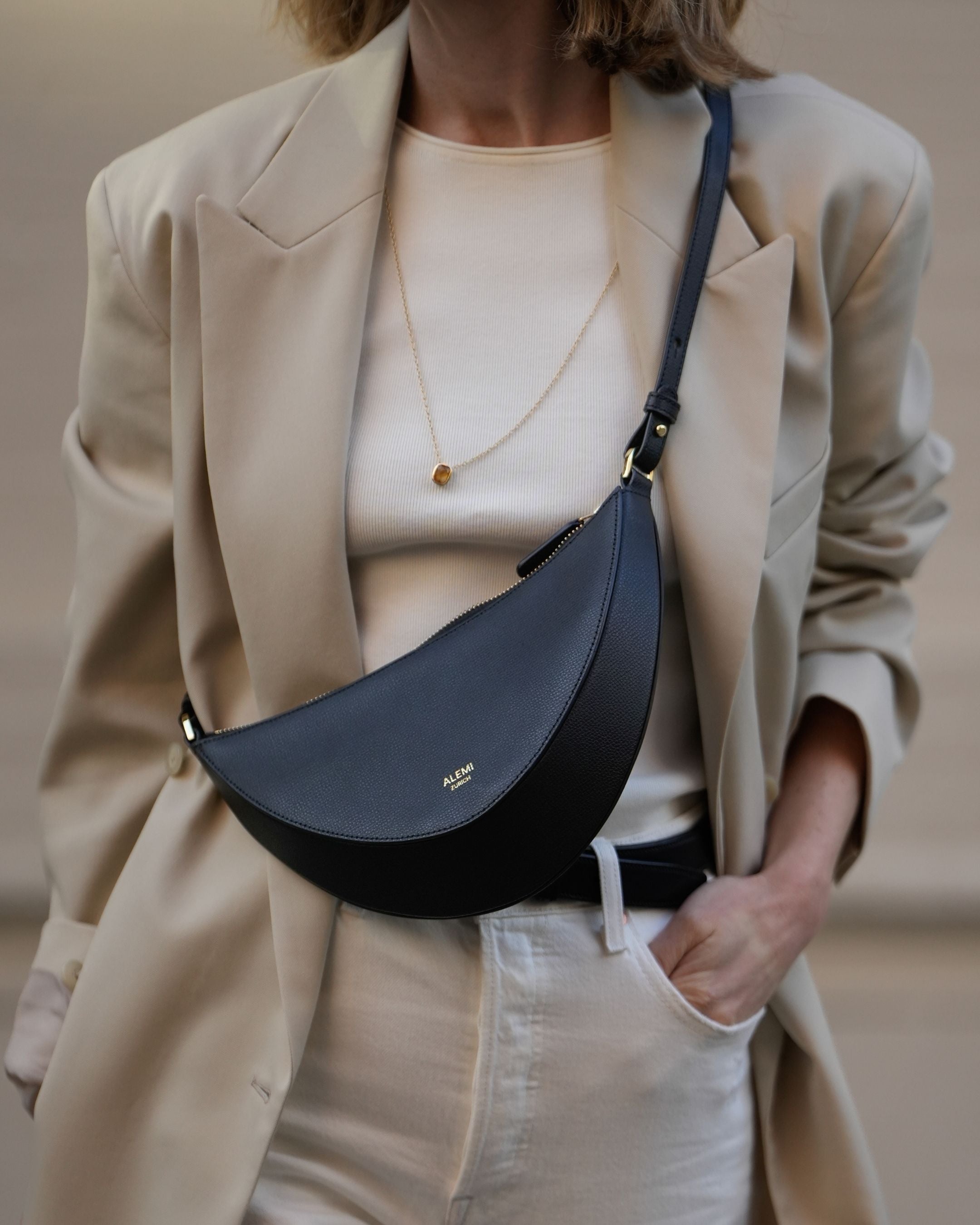 ALEMI Zurich | HELVETIA | Small Bag | Black | Pebbled Leather | Model carrying bag cross body