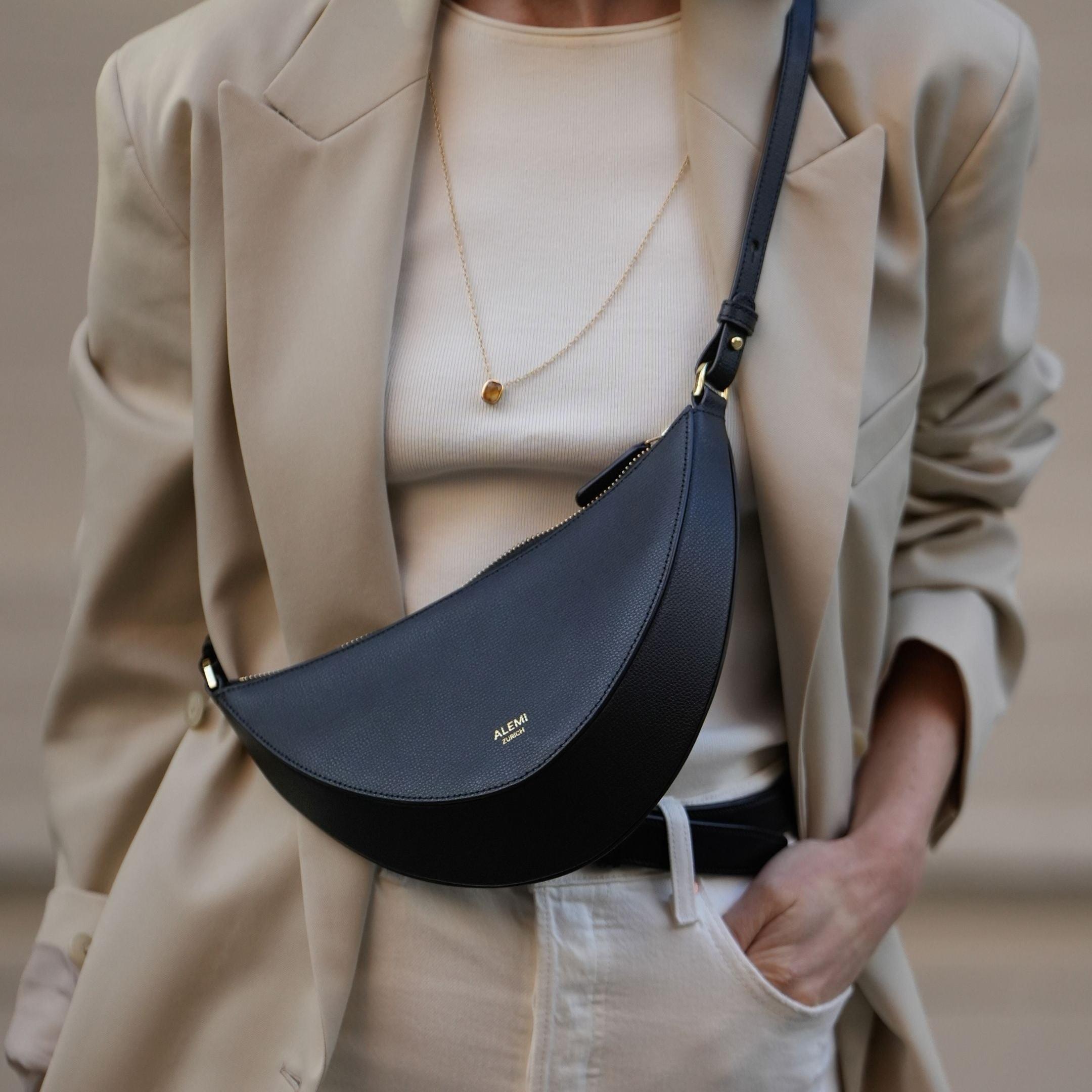 ALEMI Zurich | HELVETIA | Small Bag | Black | Pebbled Leather | Model carrying bag cross body