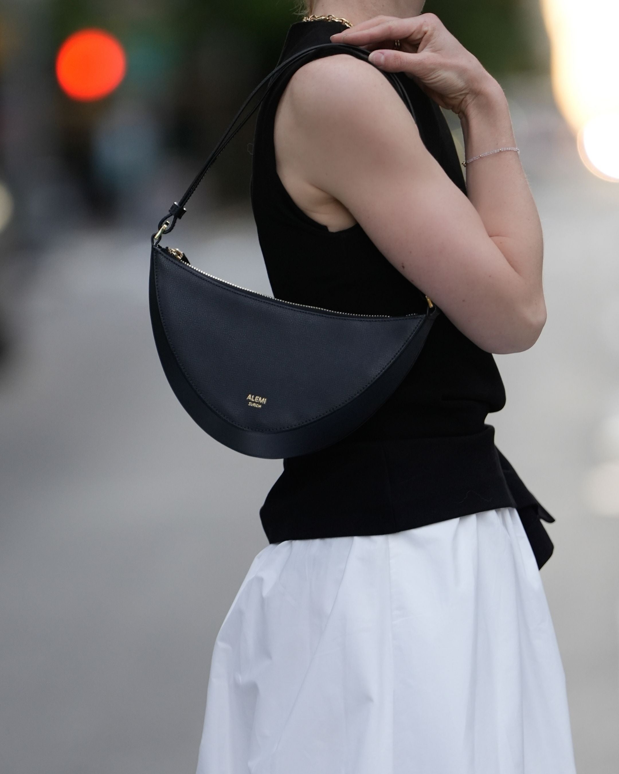ALEMI Zurich | HELVETIA | Small Bag | Black | Pebbled Leather | Model carrying bag on shoulder