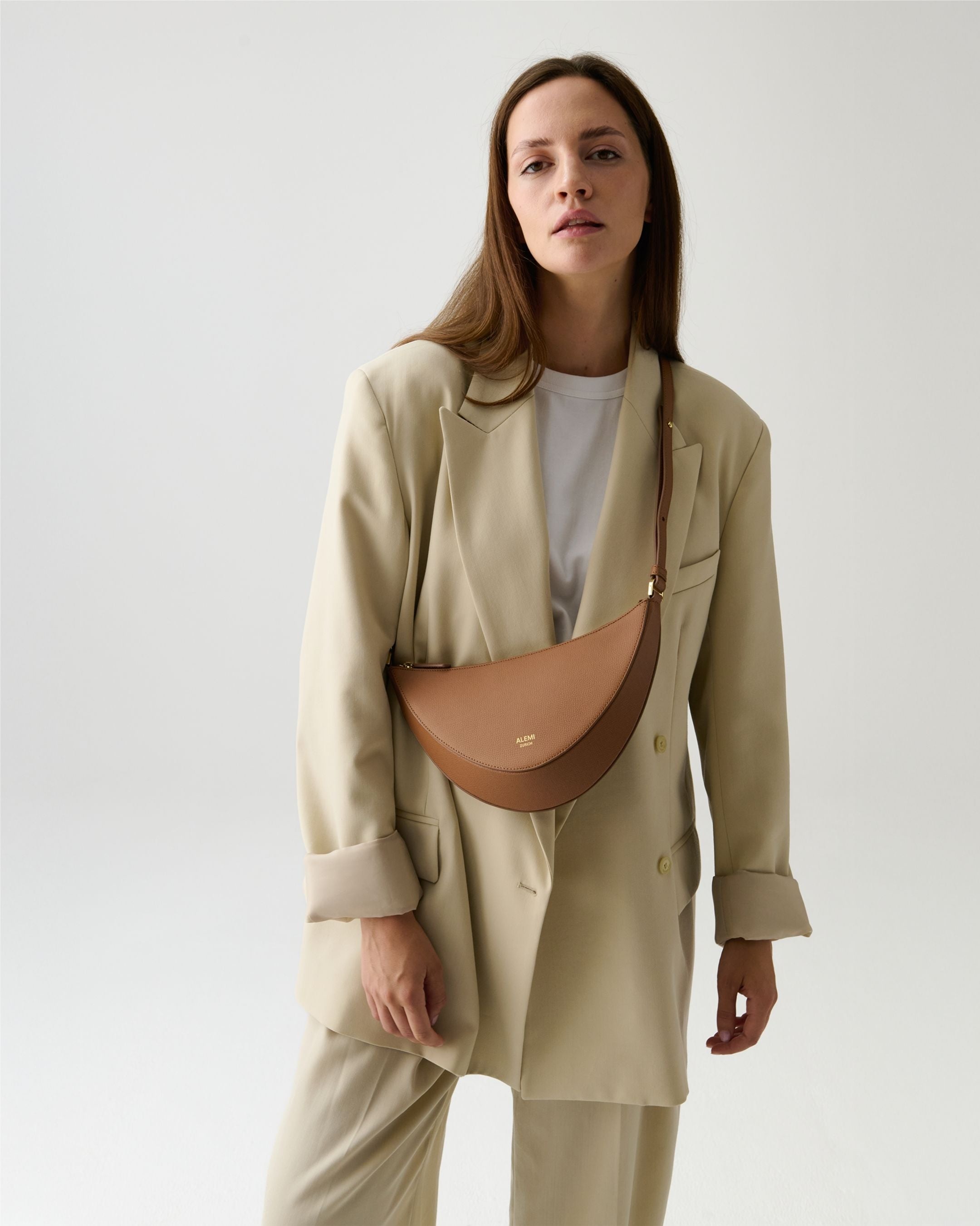ALEMI Zurich | HELVETIA | Small Bag | Cognac | Pebbled Leather | Model carrying bag cross body