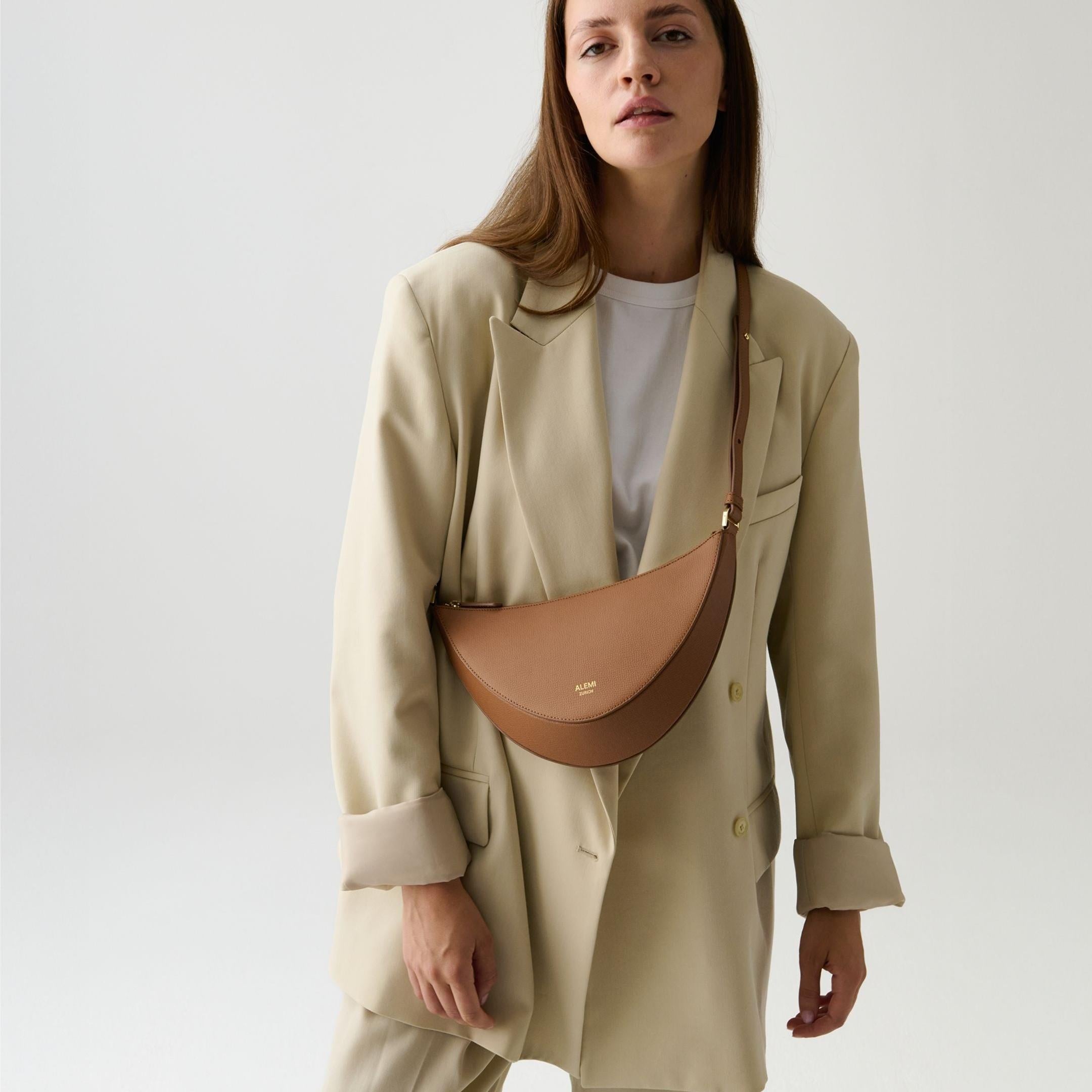 ALEMI Zurich | HELVETIA | Small Bag | Cognac | Pebbled Leather | Model carrying bag cross body