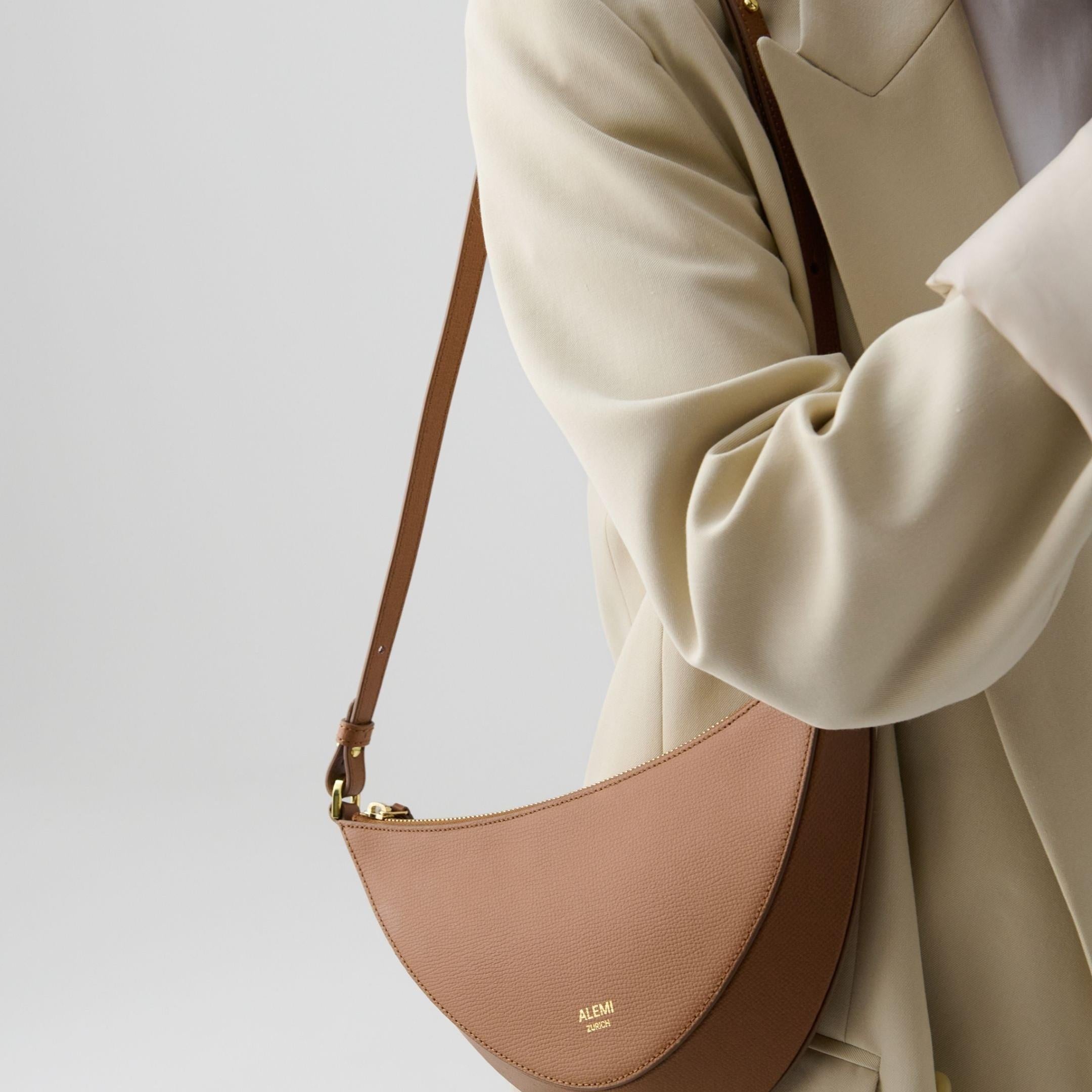ALEMI Zurich | HELVETIA | Small Bag | Cognac | Pebbled Leather | Model carrying bag on shoulder close up