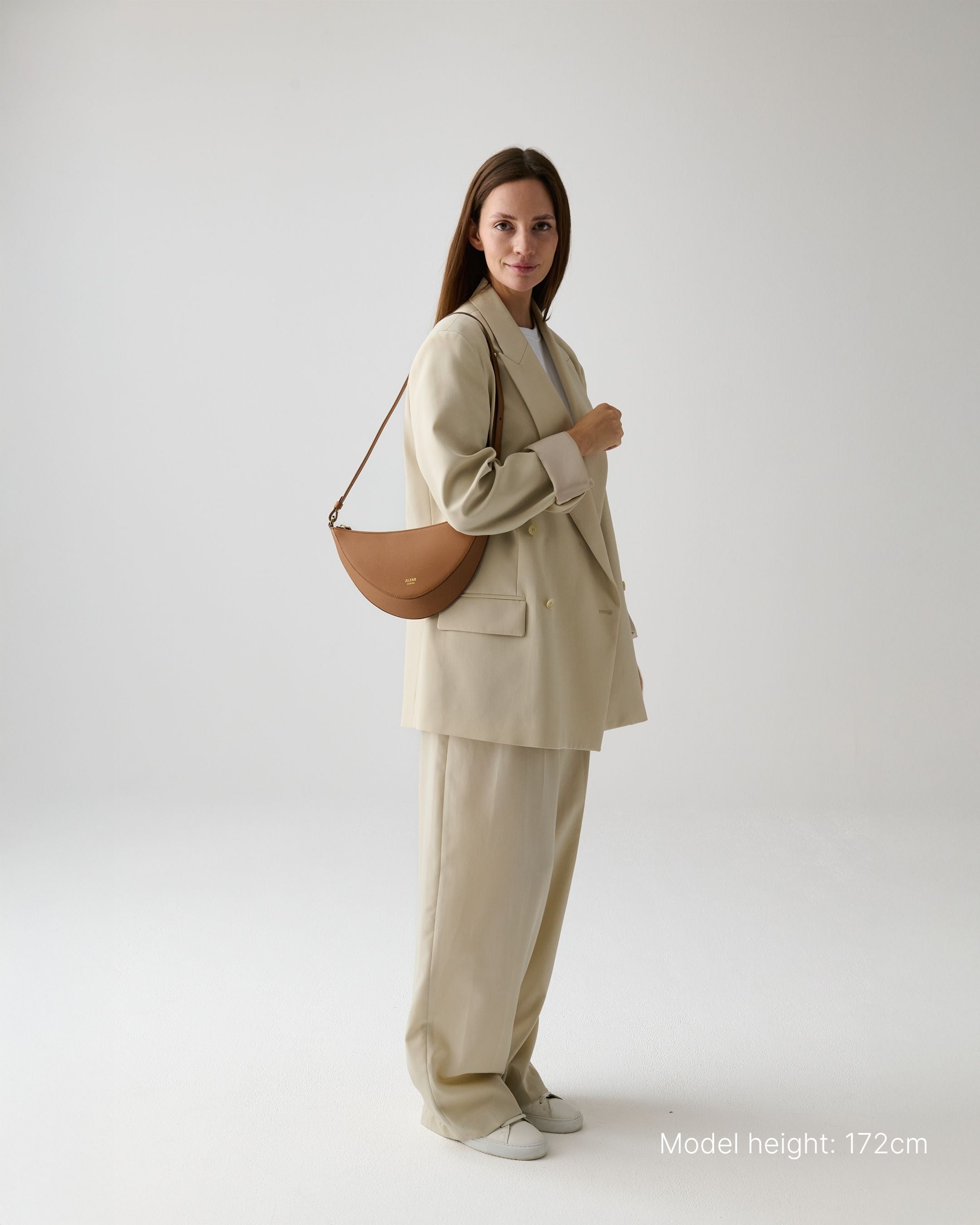 ALEMI Zurich | HELVETIA | Small Bag | Cognac | Pebbled Leather | Model carrying bag on shoulder