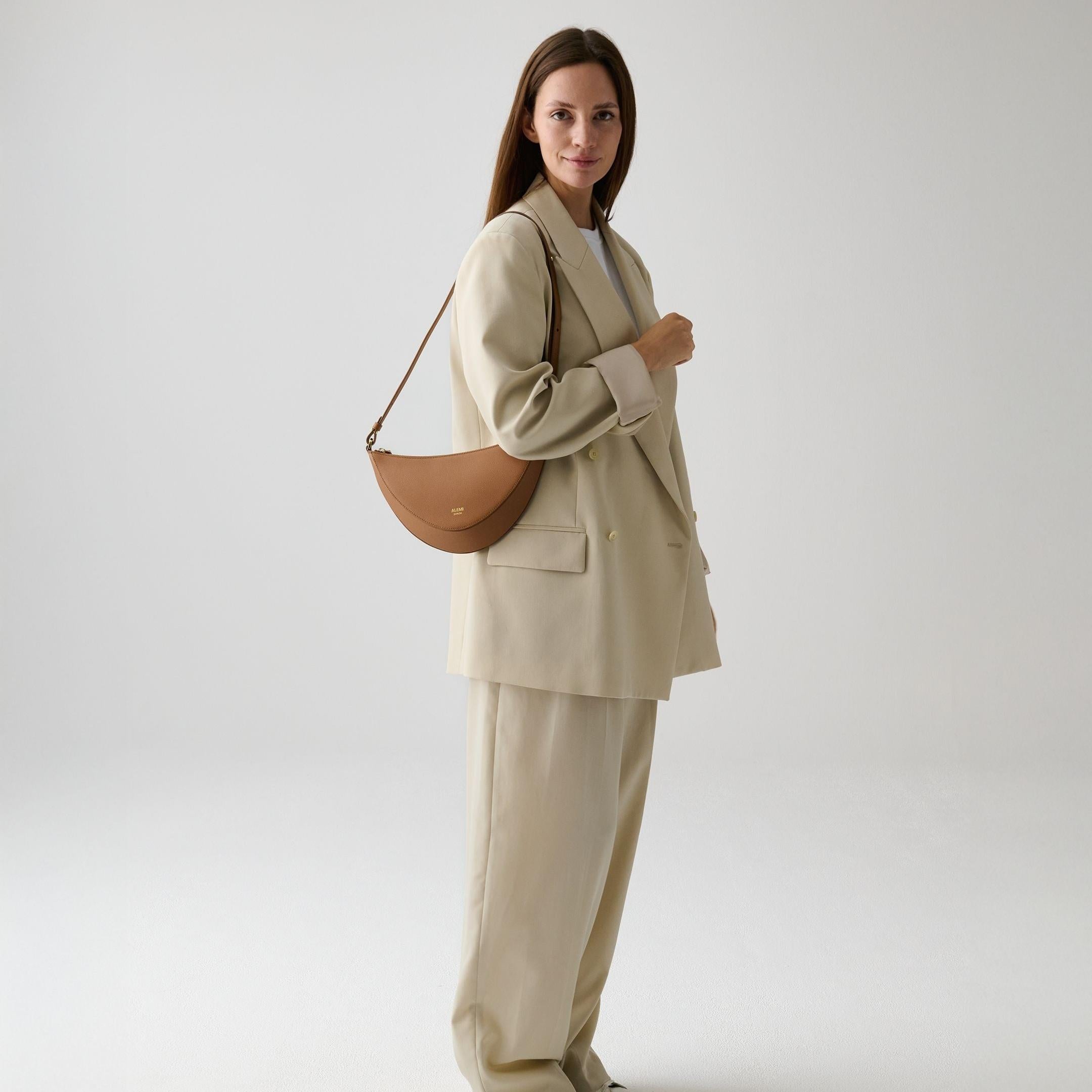 ALEMI Zurich | HELVETIA | Small Bag | Cognac | Pebbled Leather | Model carrying bag on shoulder