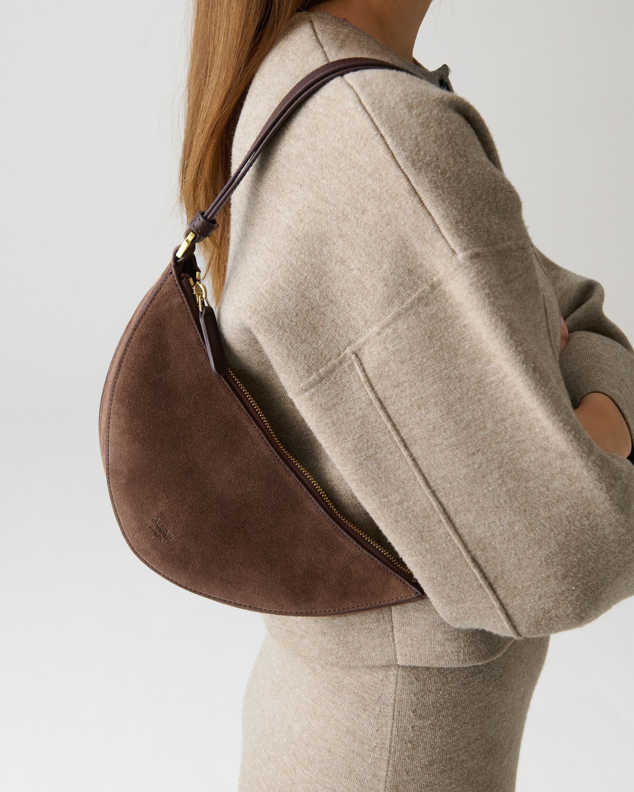 ALEMI Zurich | HELVETIA | Small Bag | Dark Brown | Suede Leather | Model carrying bag on shoulder close up
