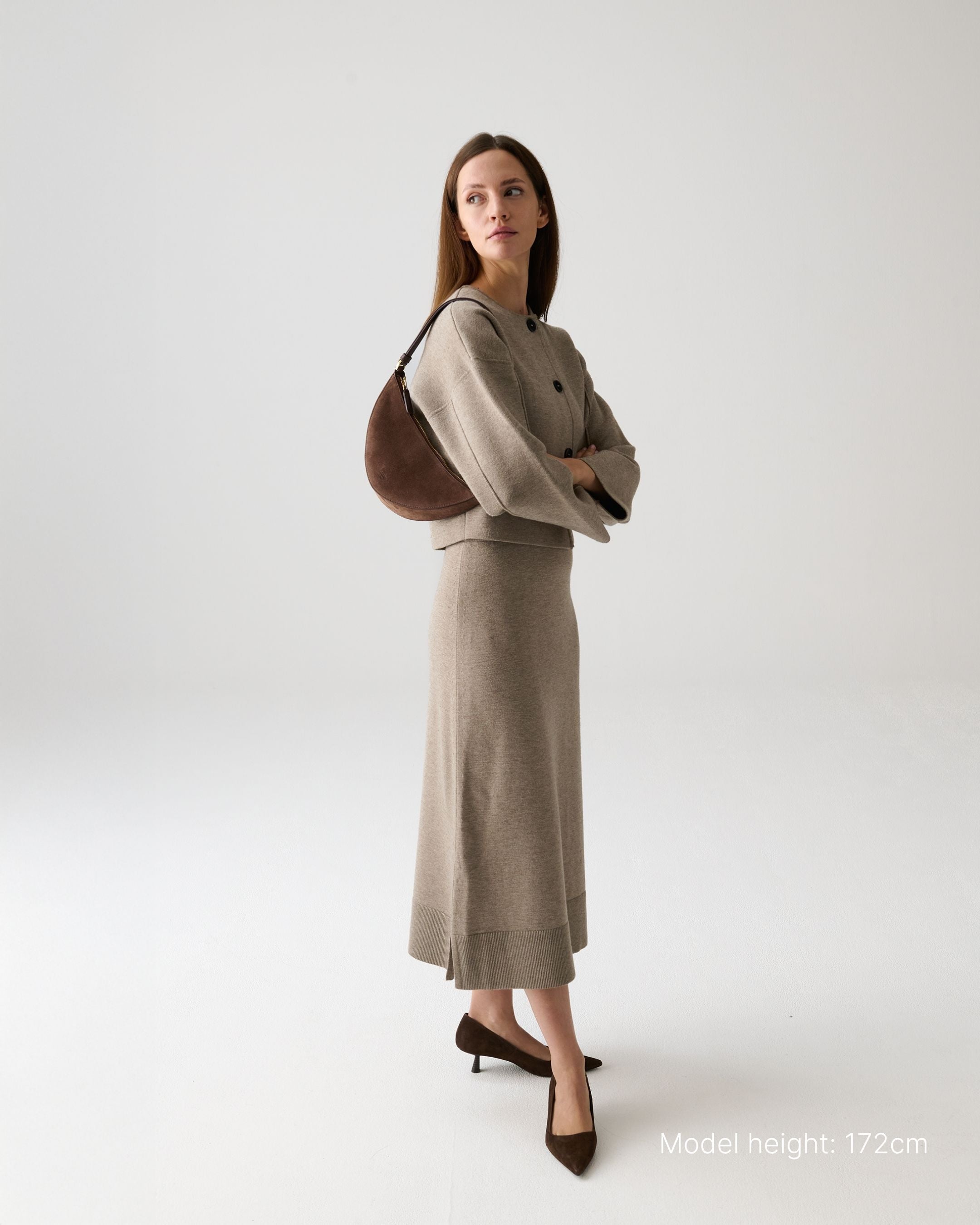 ALEMI Zurich | HELVETIA | Small Bag | Dark Brown | Suede Leather | Model carrying bag on shoulder