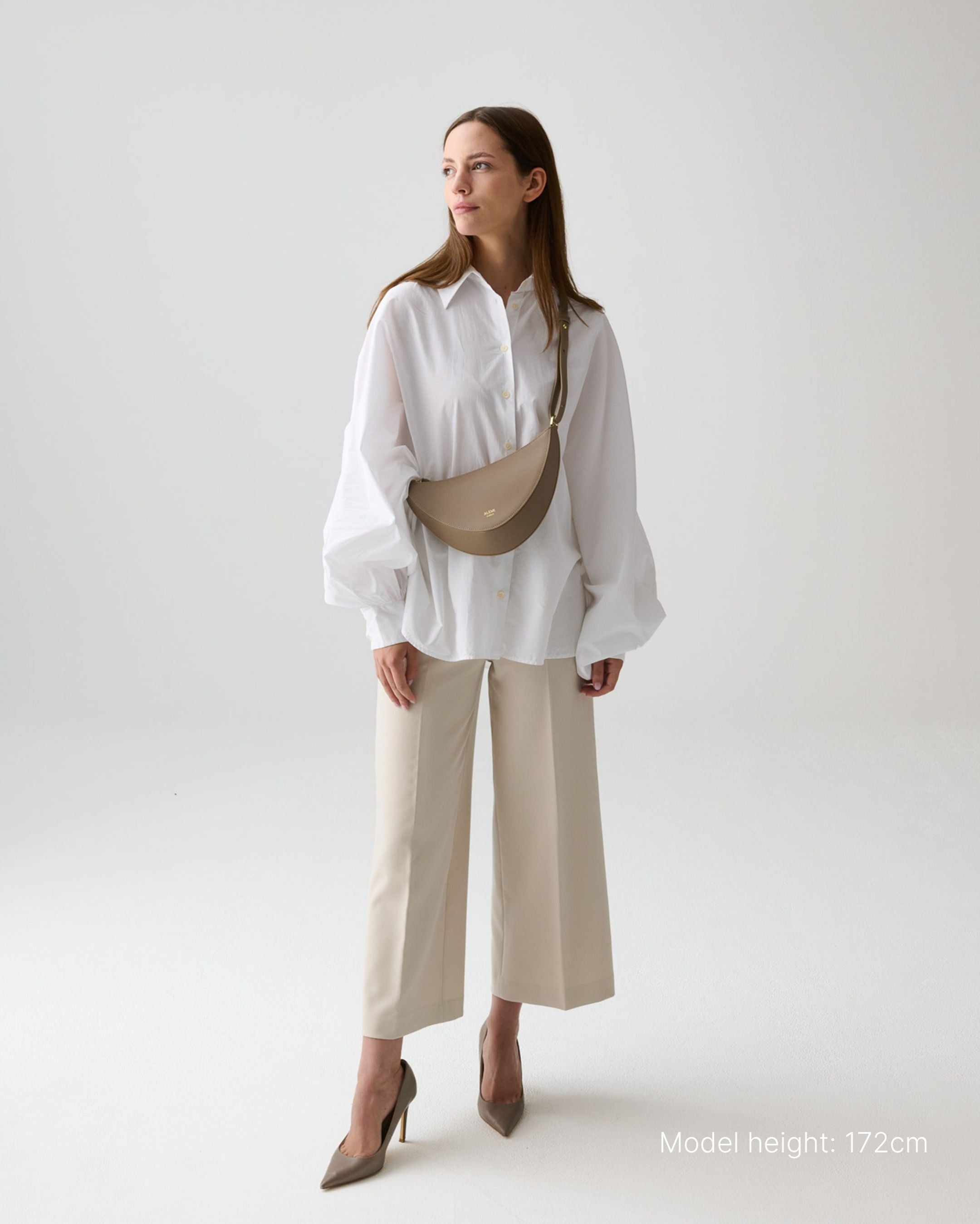 ALEMI Zurich | HELVETIA | Small Bag | Greige | Pebbled Leather | Model carrying bag cross body