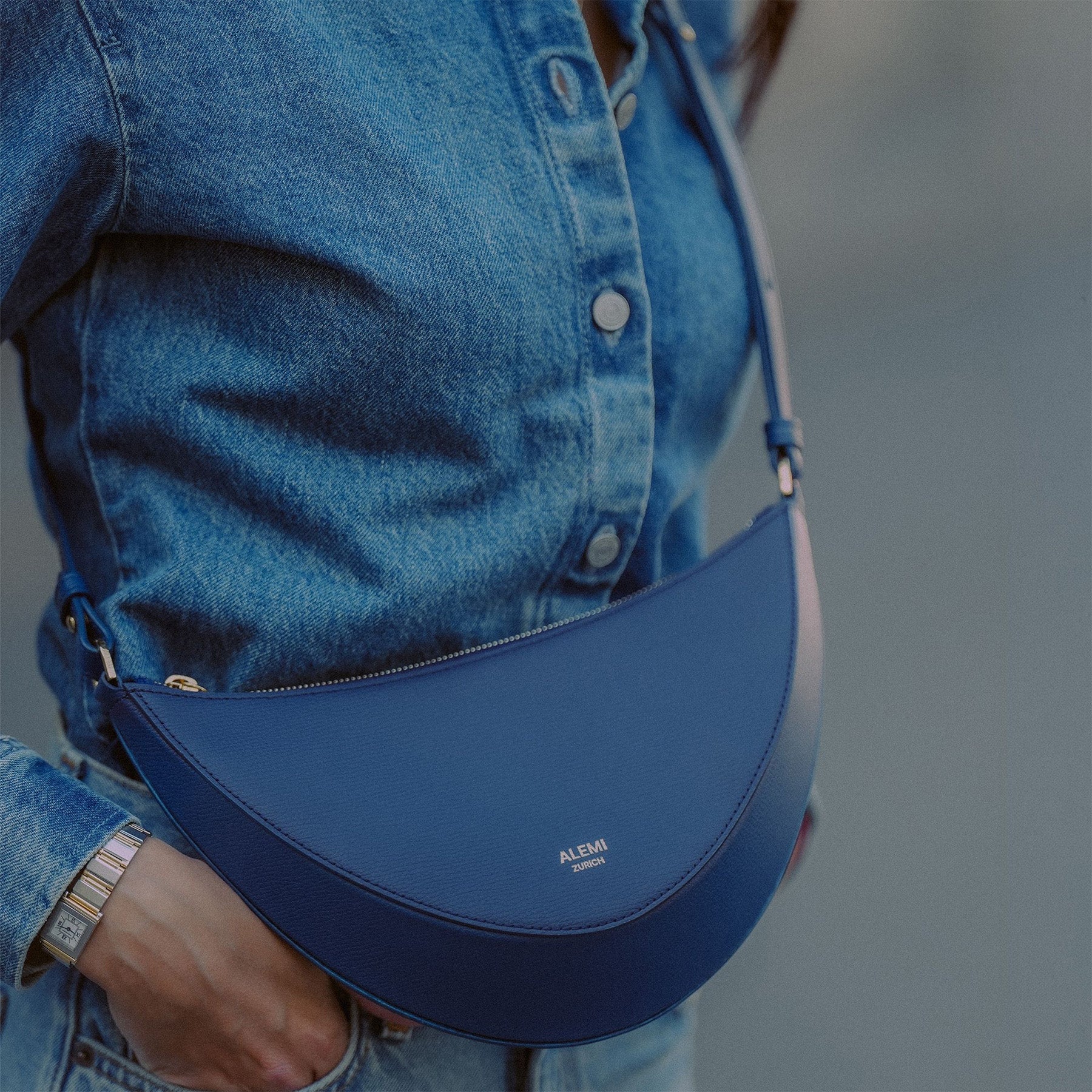 ALEMI Zurich | HELVETIA| Small Bag | Jeans Blue | Pebbled Leather | Bag front