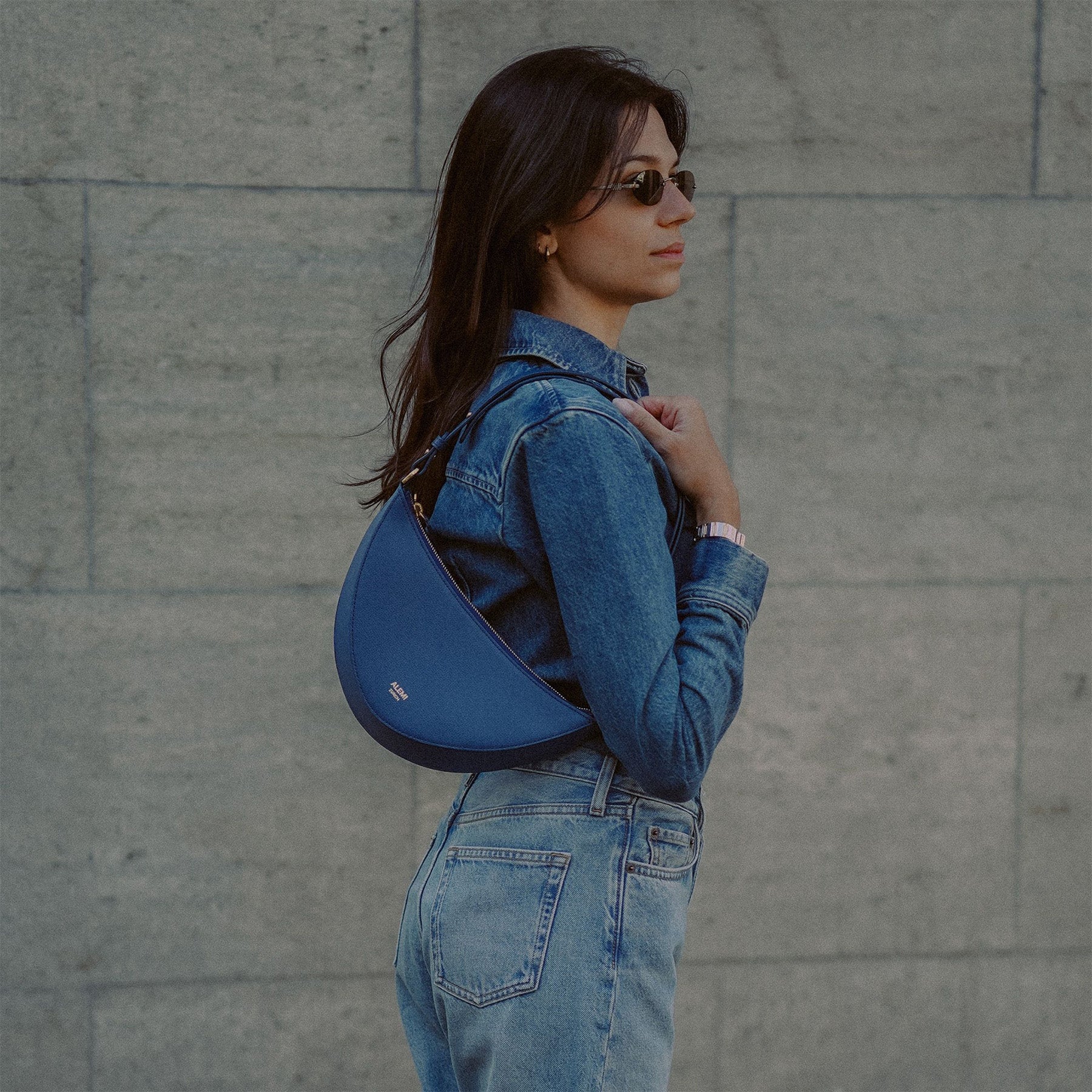 ALEMI Zurich | HELVETIA| Small Bag | Jeans Blue | Pebbled Leather | Bag on person