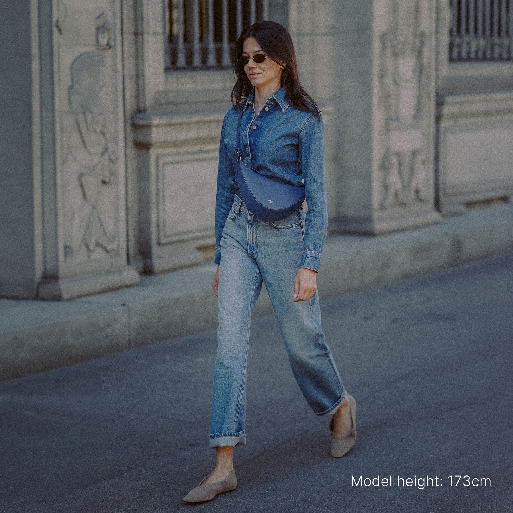 ALEMI Zurich | HELVETIA| Small Bag | Jeans Blue | Pebbled Leather | Bag on Person