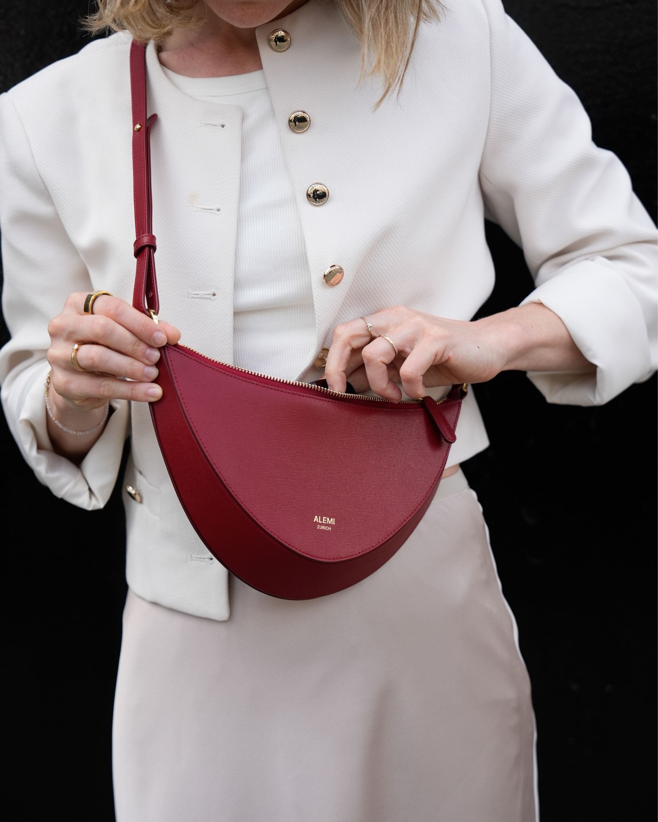 ALEMI Zurich | HELVETIA | Small Bag | Red | Saffiano Leather | Model carrying bag cross body close up