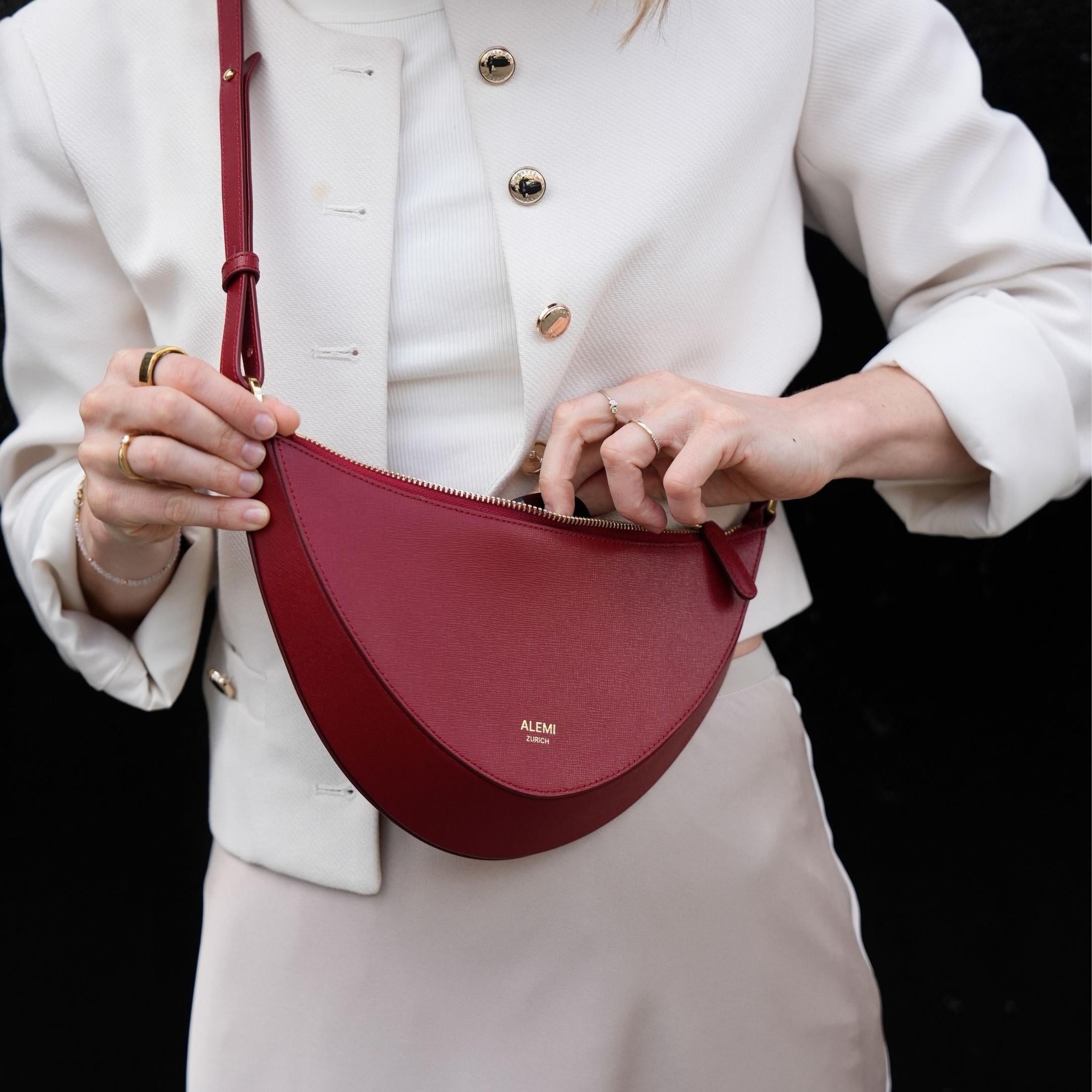 ALEMI Zurich | HELVETIA | Small Bag | Red | Saffiano Leather | Model carrying bag cross body close up