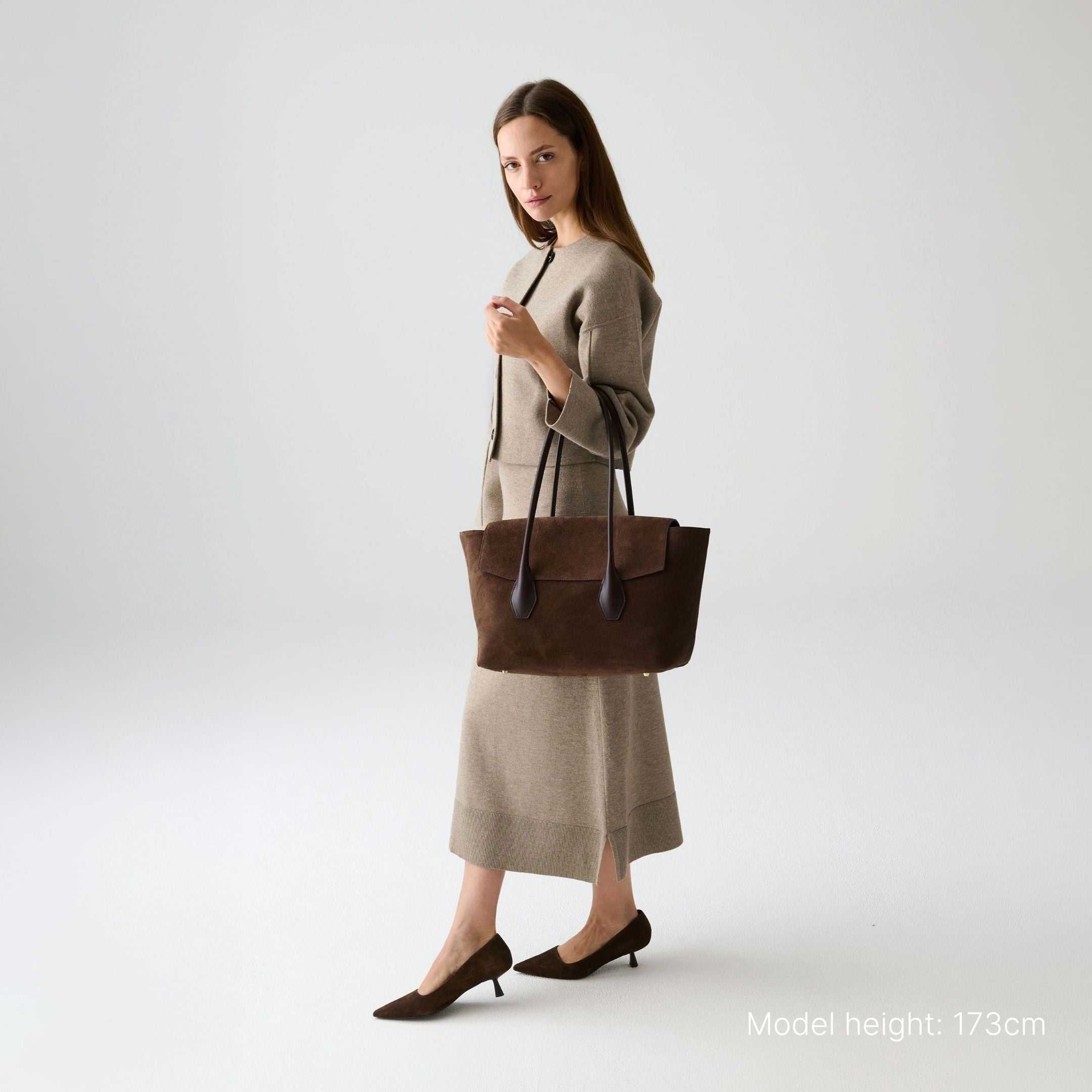 ALEMI Zurich | IDA | Laptop Bag | Dark Brown | Suede Leather | On Model