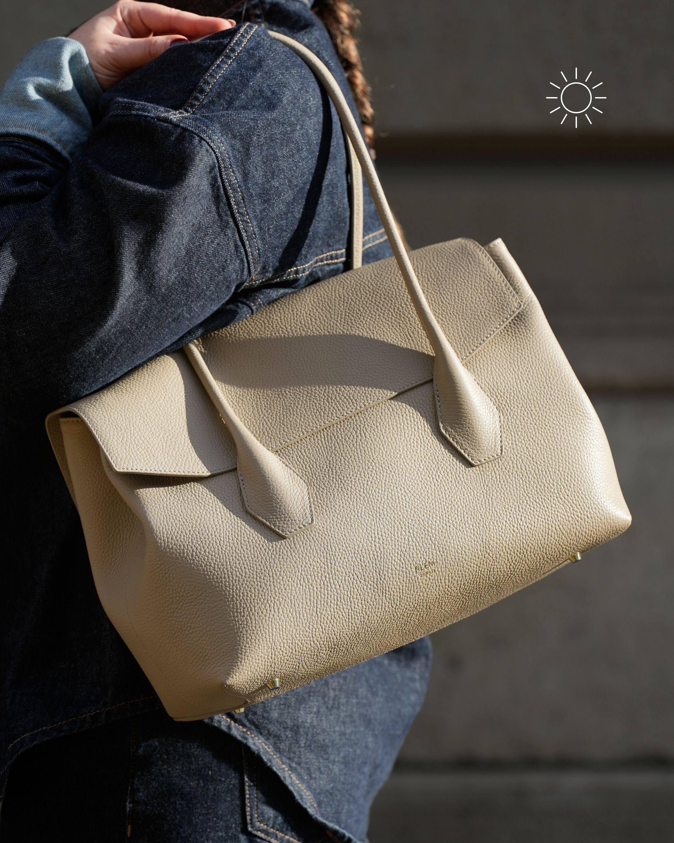 ALEMI Zurich | IDA | Laptop Bag | Beige| Soft Grain Leather | Bag in the sun