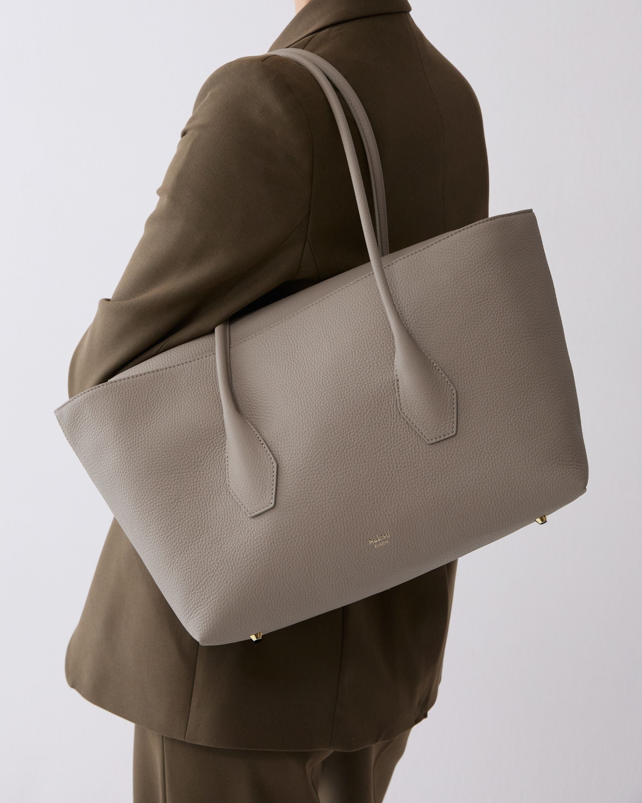 ALEMI Zurich | IDA | Laptop Bag | Beige| Soft Grain Leather | Bag wide on shoulder