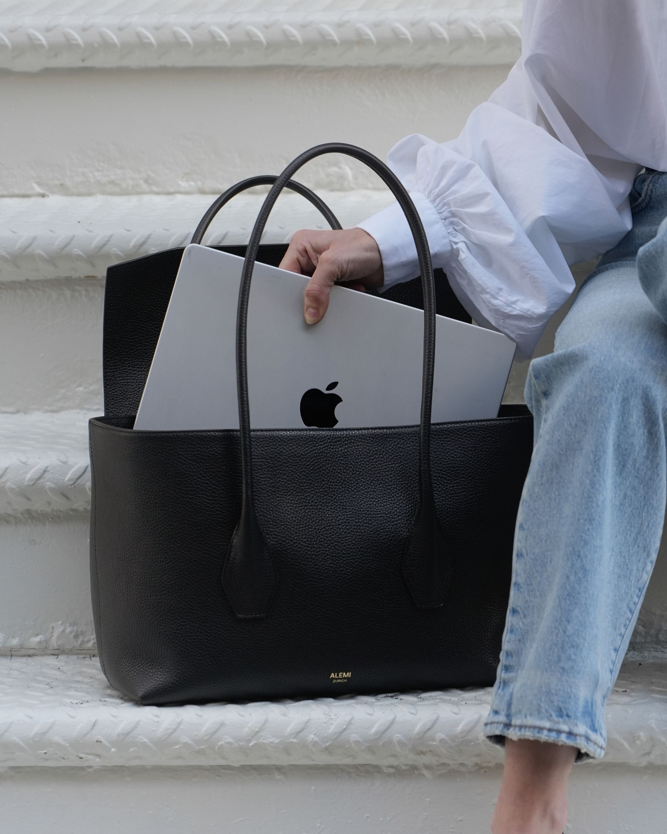ALEMI Zurich | IDA | Laptop Bag | Black | Soft Grain Leather | Bag with laptop