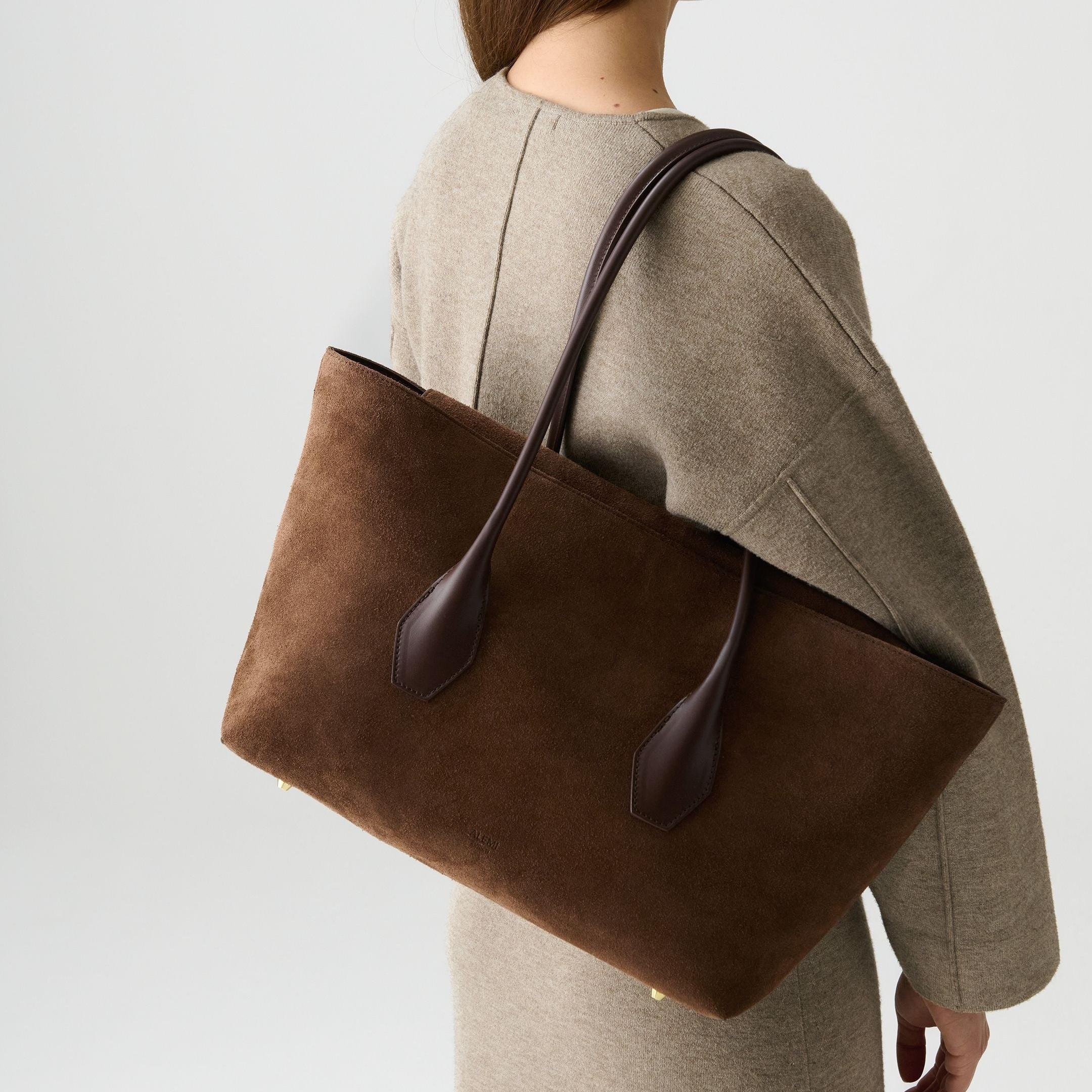 ALEMI Zurich | IDA | Laptop Bag | Dark Brown | Suede Leather | Model carrying bag on shoulder
