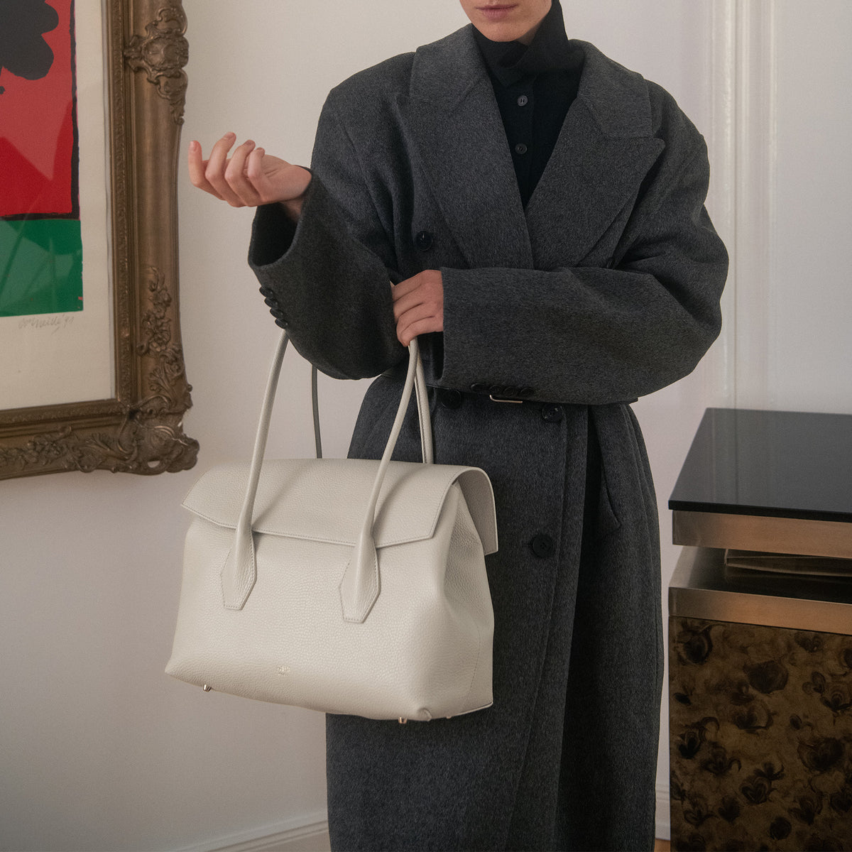 ALEMI Zurich | IDA | Laptop Bag | Sandstone | Soft Grain Leather | Model carrying bag by handle