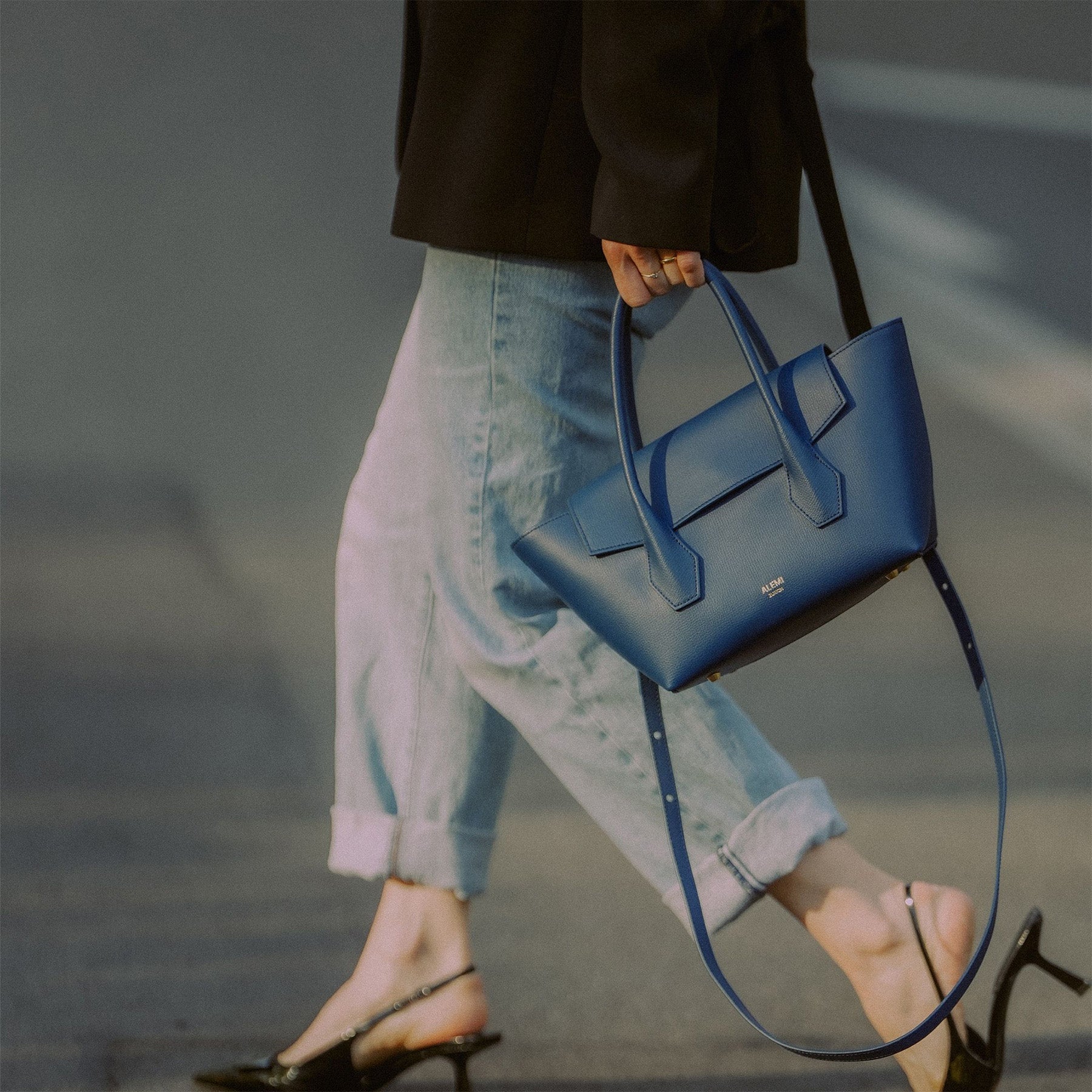 ALEMI Zurich | IDA SMALL | Small Bag | Jeans Blue | Pebbled Leather | Bag on Person