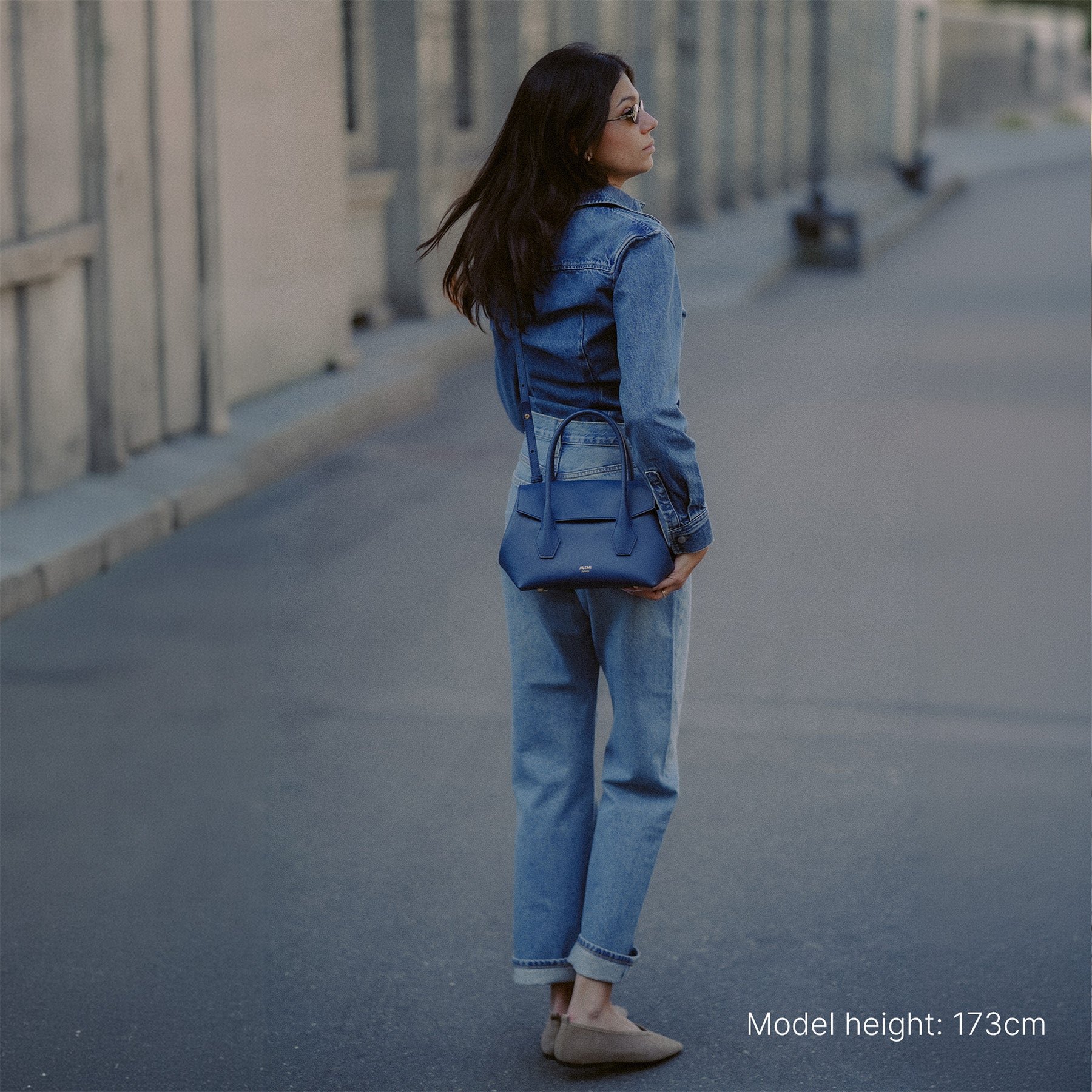 ALEMI Zurich | IDA SMALL | Small Bag | Jeans Blue | Pebbled Leather | Bag on person