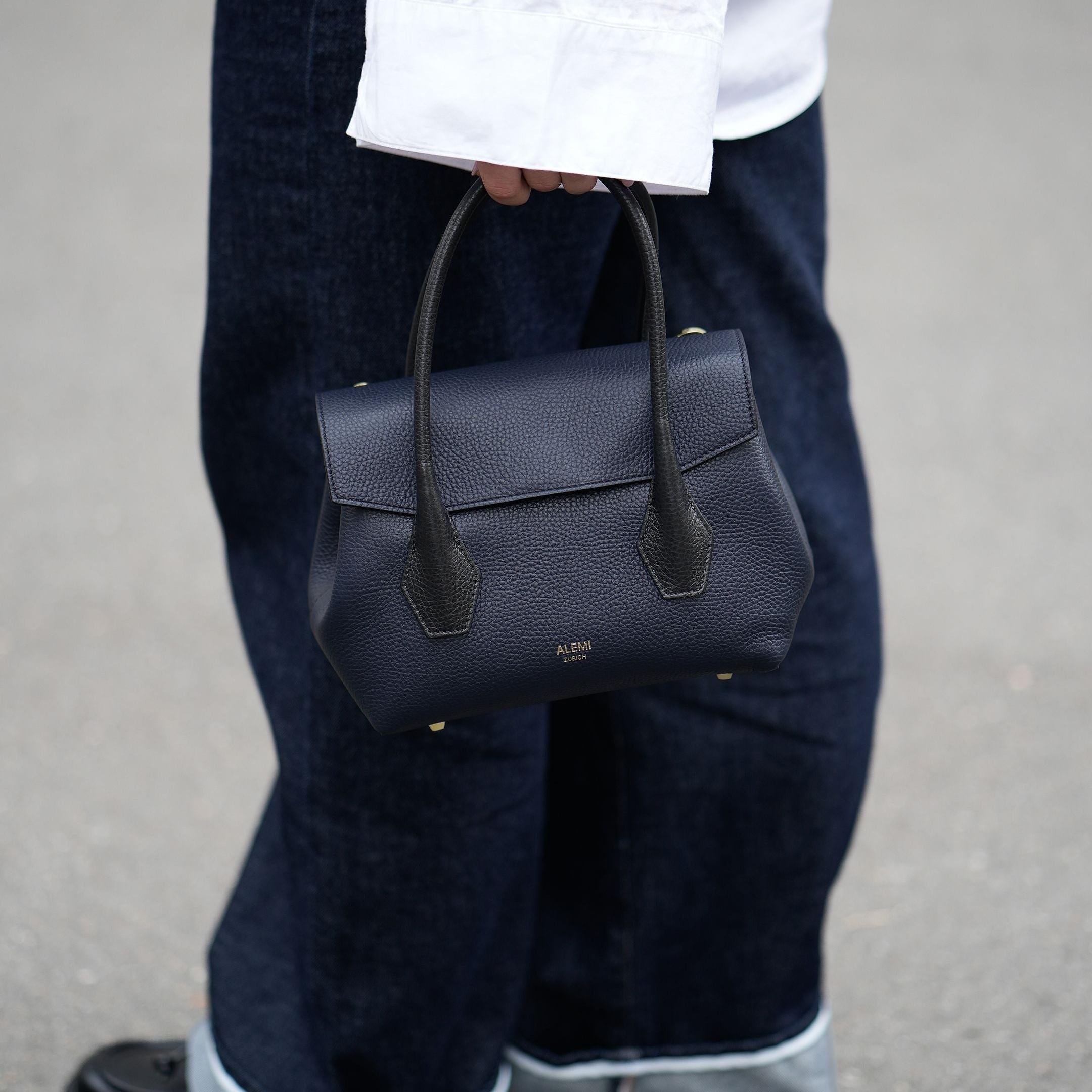 ALEMI Zurich | IDA SMALL | Small Bag | Black-Navy | Soft Grain Leather | Top handle on Model